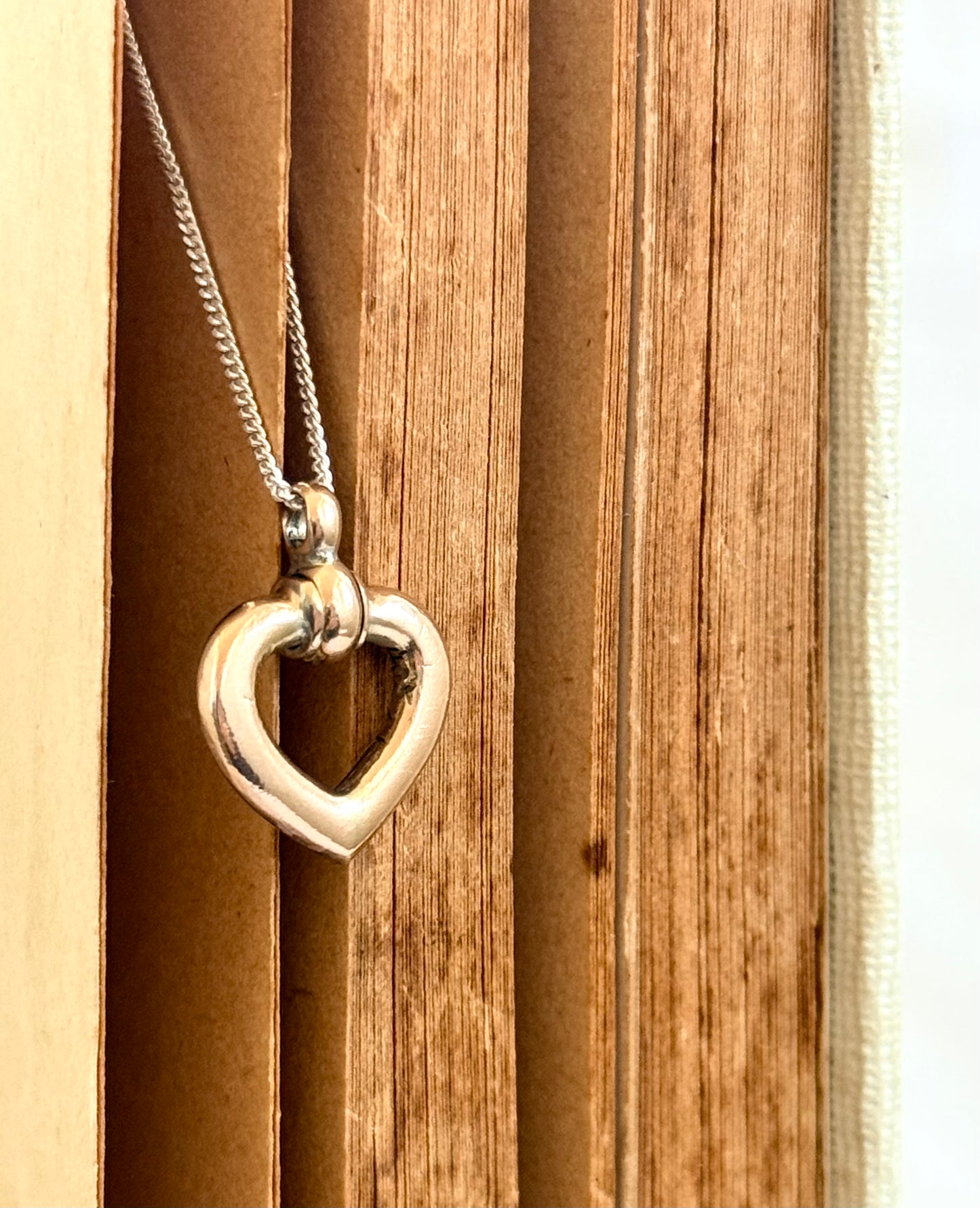 .1900s .375 .9ct solid gold heart pendant on sterling silver chain necklace
