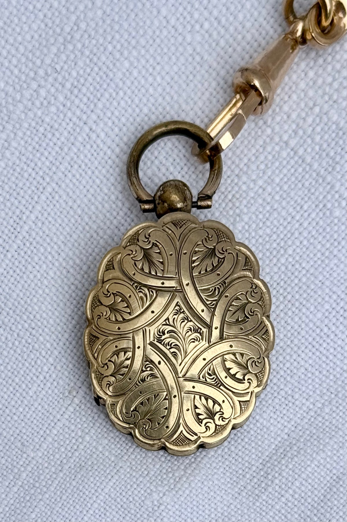 .1860s .1880s antique .375 .9ct gold Aesthetic Victorian era exquisite scallop form double sided front and back gold memento locket