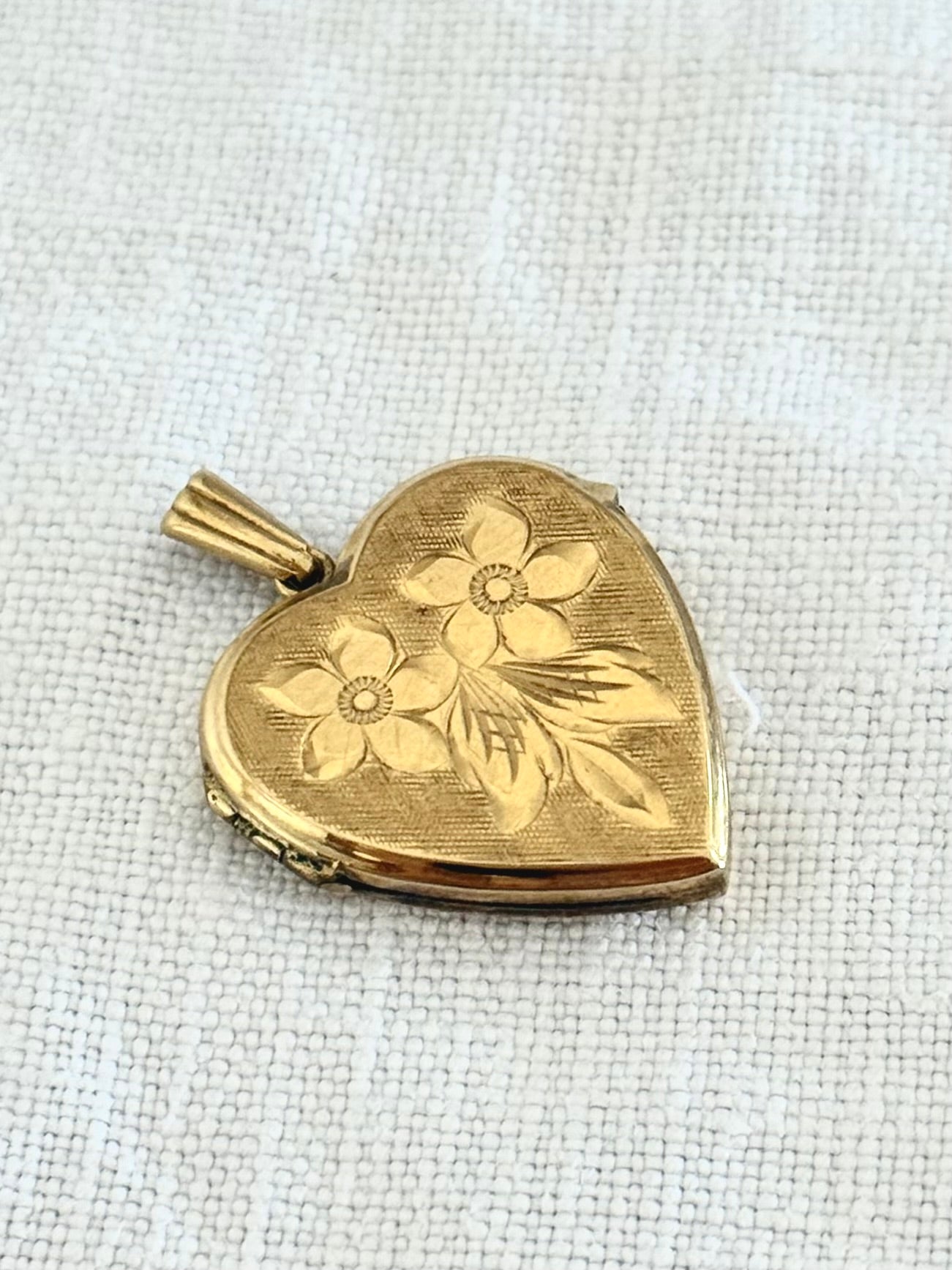 .1940s .1950s .9ct gold heart locket Romantic floral engraved front and back gold marked sentimental love token locket pendant