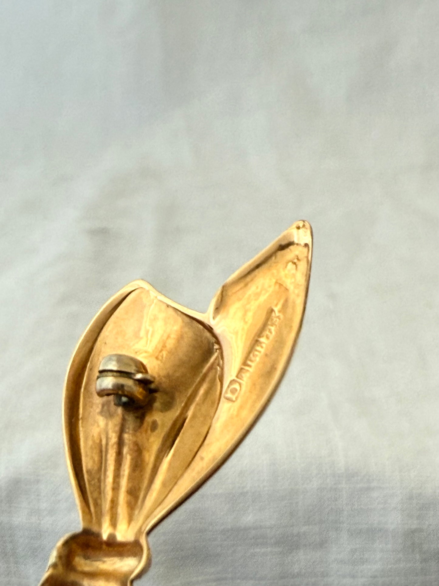 .1950s .375 .9ct beautiful bow brooch solid 9ct gold hallmarked circa 1950 South African Ribbon bow brooch