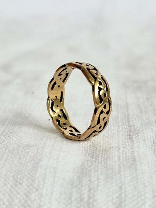 .1900s .1960s .375 .9ct Celtic Weave Traditional Irish Welsh love token sweetheart commitment token gold ring band