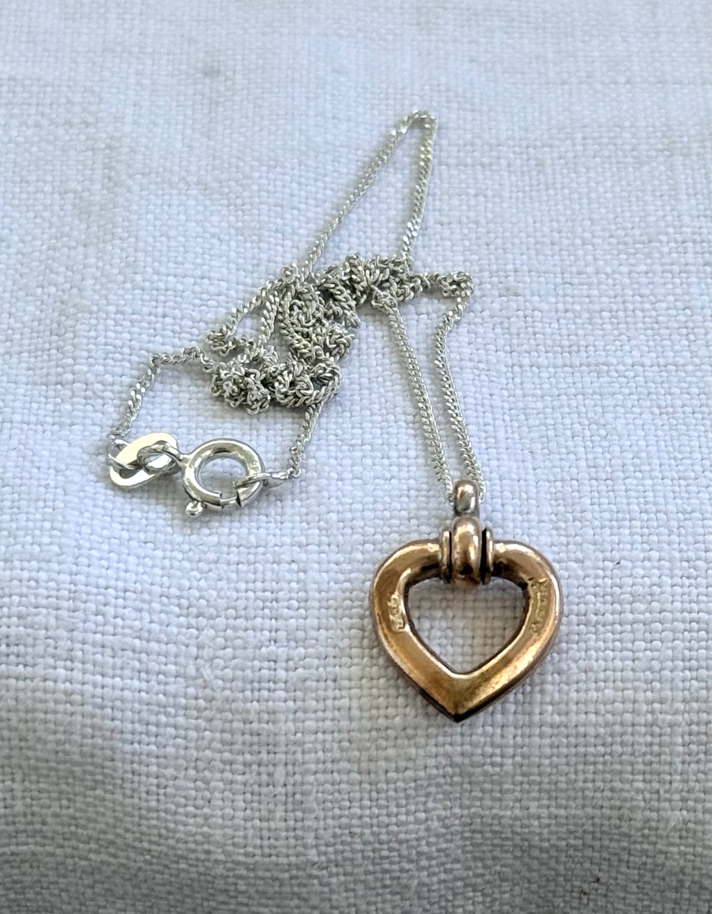 .1900s .375 .9ct solid gold heart pendant on sterling silver chain necklace