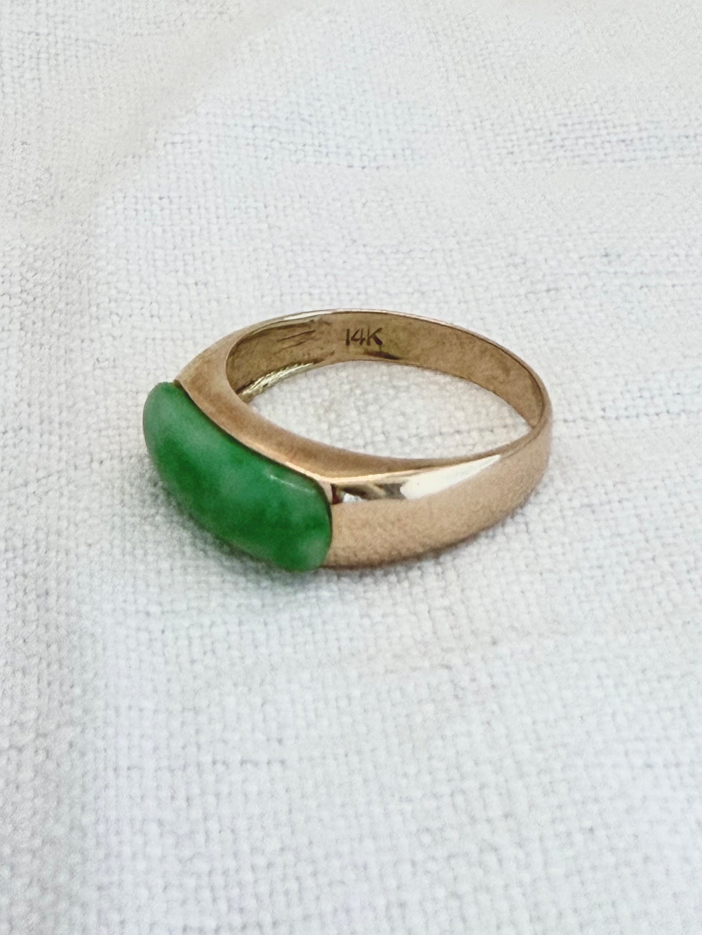.14k .585 1970s yellow gold and Natural Jade modernist Estate saddle ring