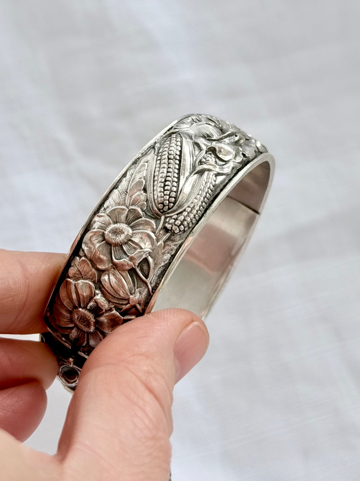 .1930s 1940s .833 Arts & Crafts Portuguese high relief silver repousse embossed floral corn wheat harvest clasp bangle