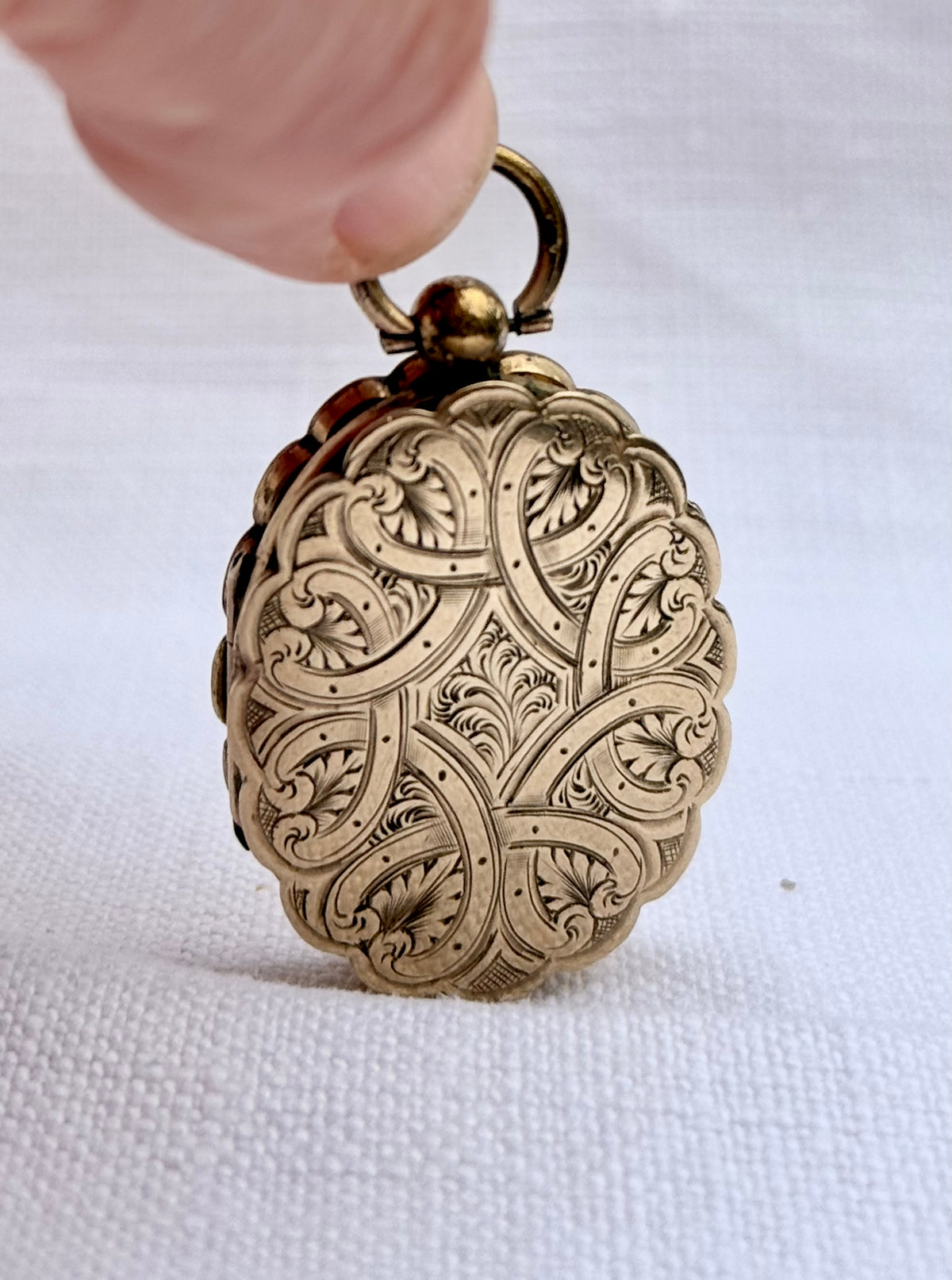 .1860s .1880s antique .375 .9ct gold Aesthetic Victorian era exquisite scallop form double sided front and back gold memento locket