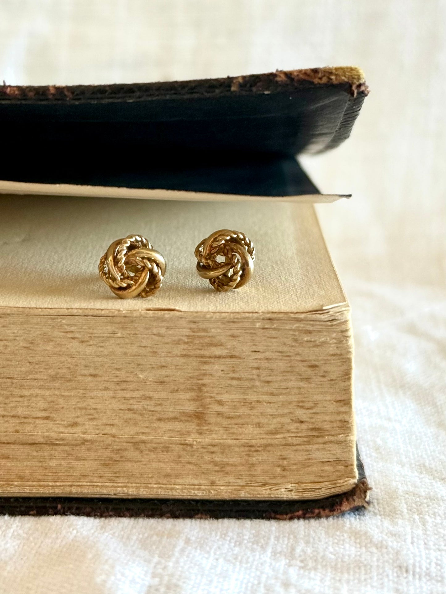 .375 .9ct gold lover’s knot textured gold post stud earrings