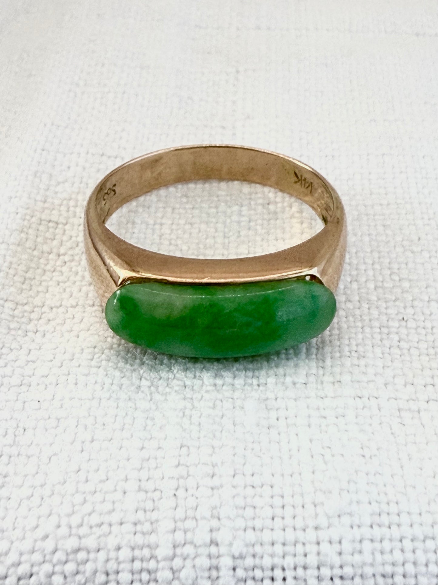 .14k .585 1970s yellow gold and Natural Jade modernist Estate saddle ring