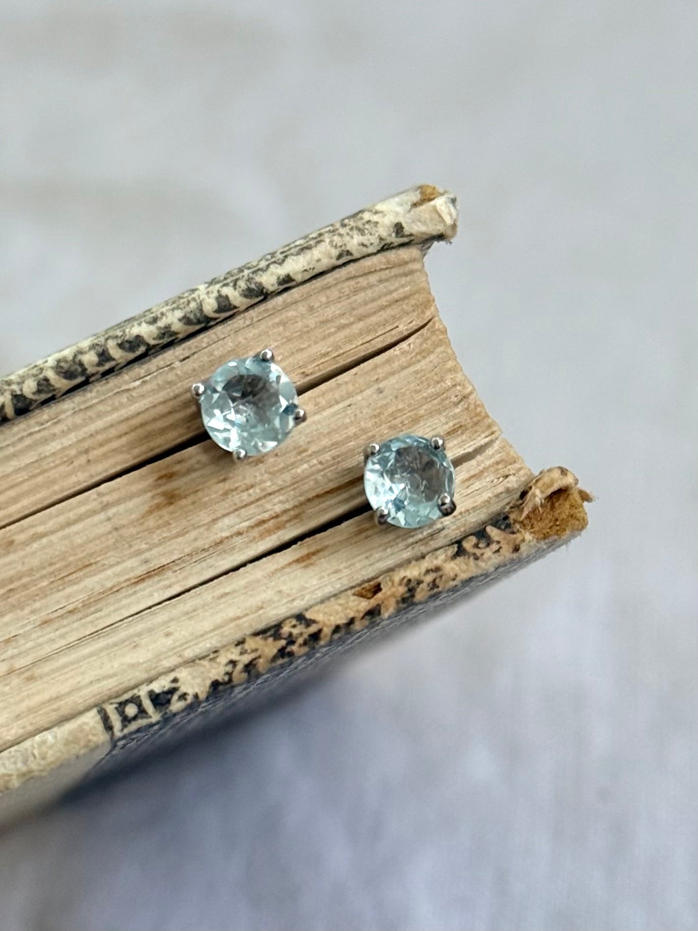 .4 claw .6mm blue Topaz .925 sterling silver stud earrings