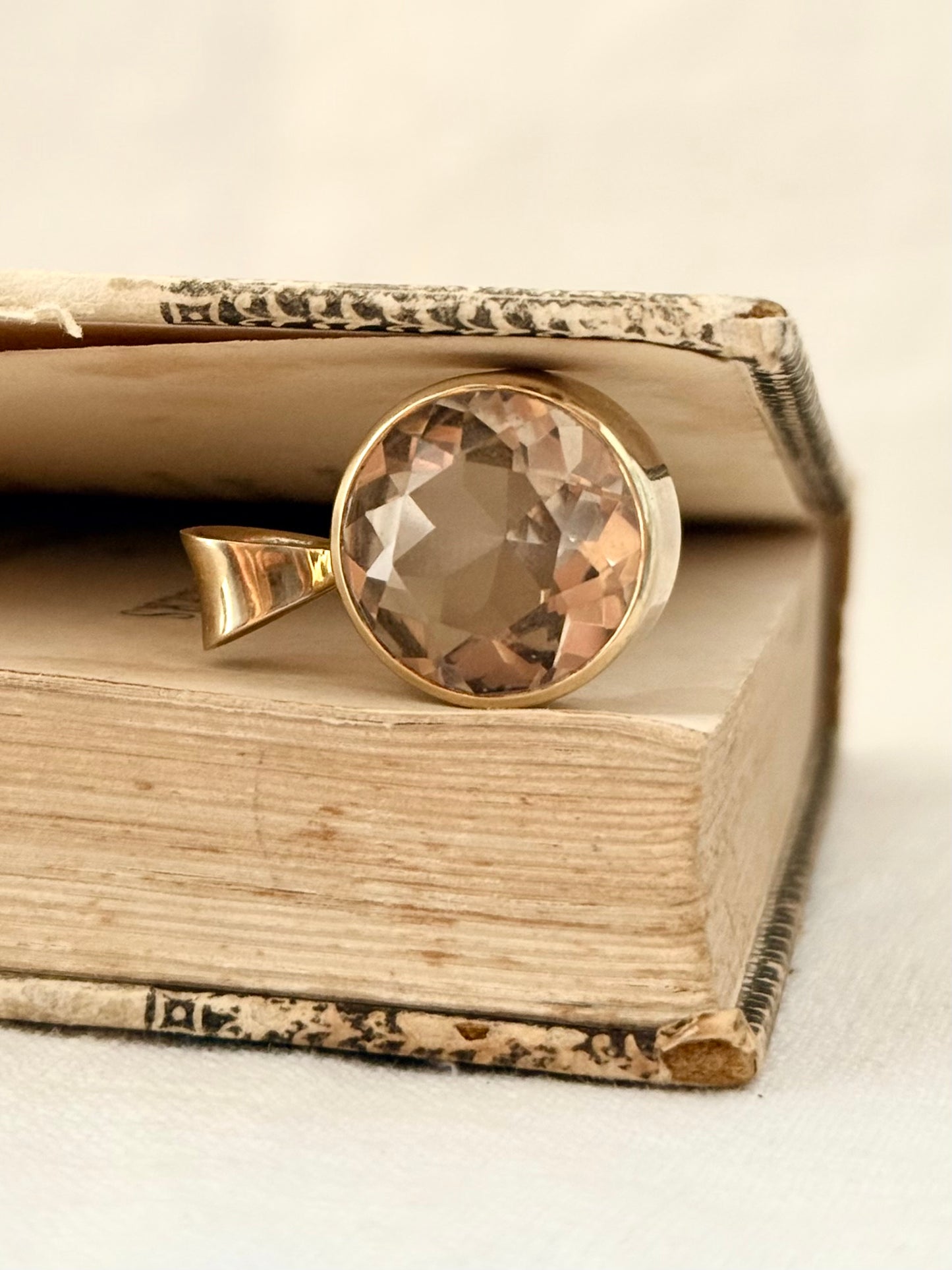 .15ct .1960s .1970s .9ct gold large and magnificent Smoky Quartz bezel set solid gold round statement pendant