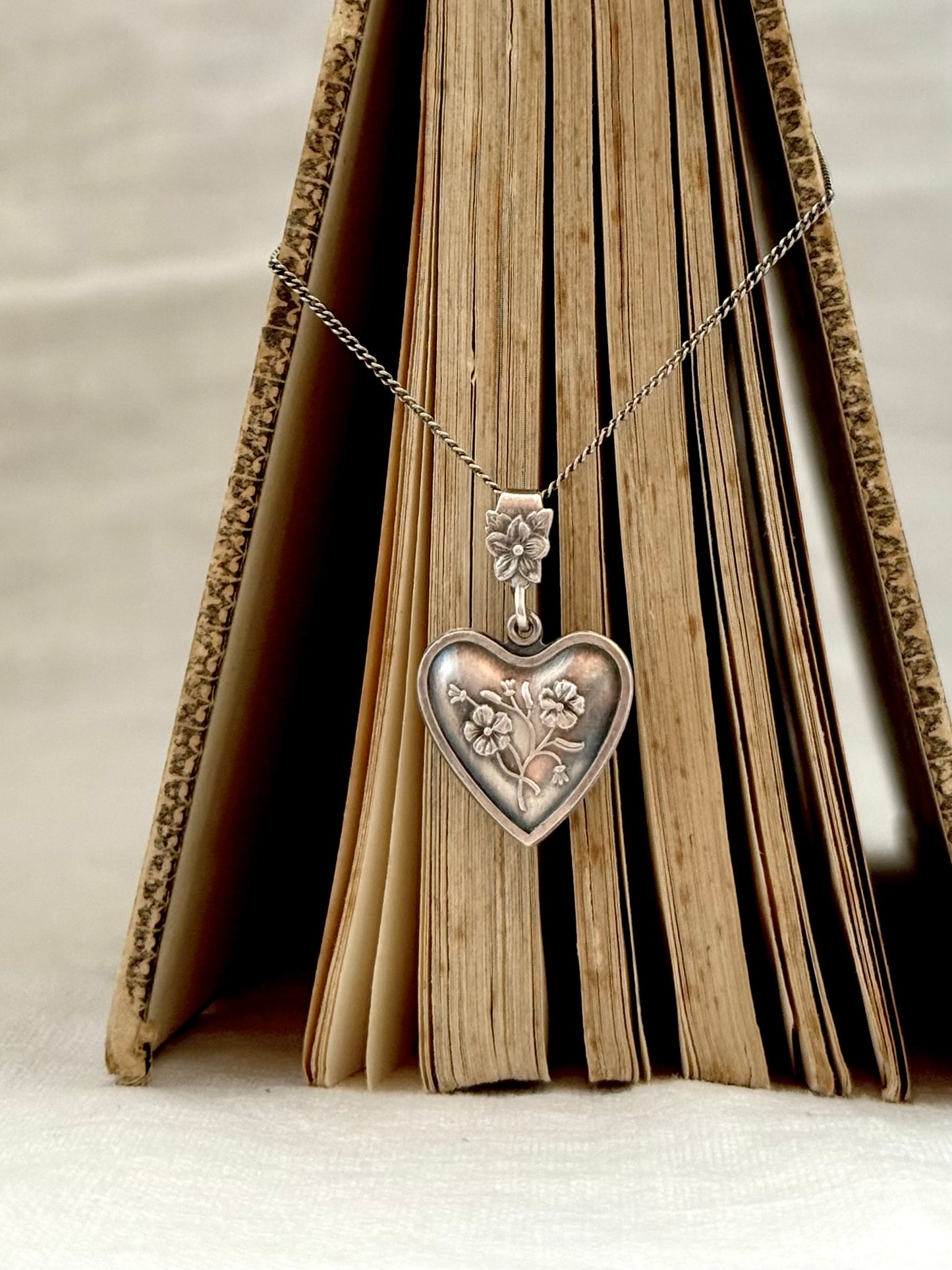 .1940s .835 silver Edwardian revival forget me not floral heart pendant on silver chain necklace