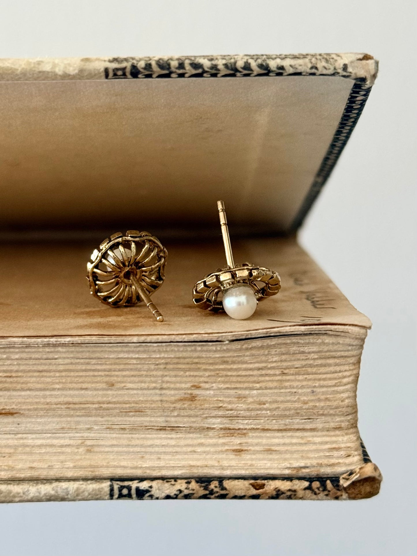 .1970s 9ct yellow gold starburst flower with crisp white pearl brutalist post stud push in earrings