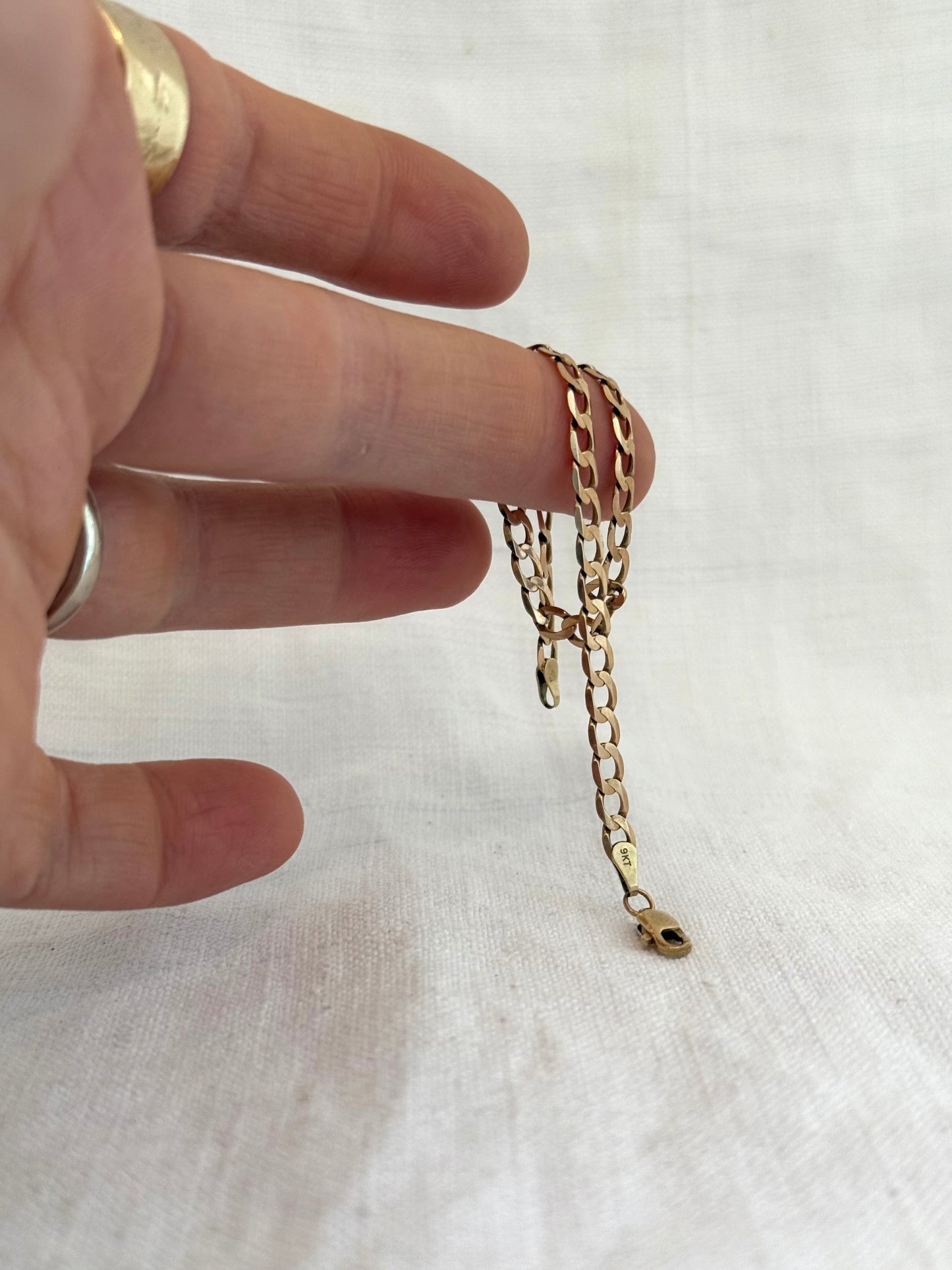 .1990s .375 9ct gold buttery coloured classic rich luxury gold modernist flat curb chain bracelet