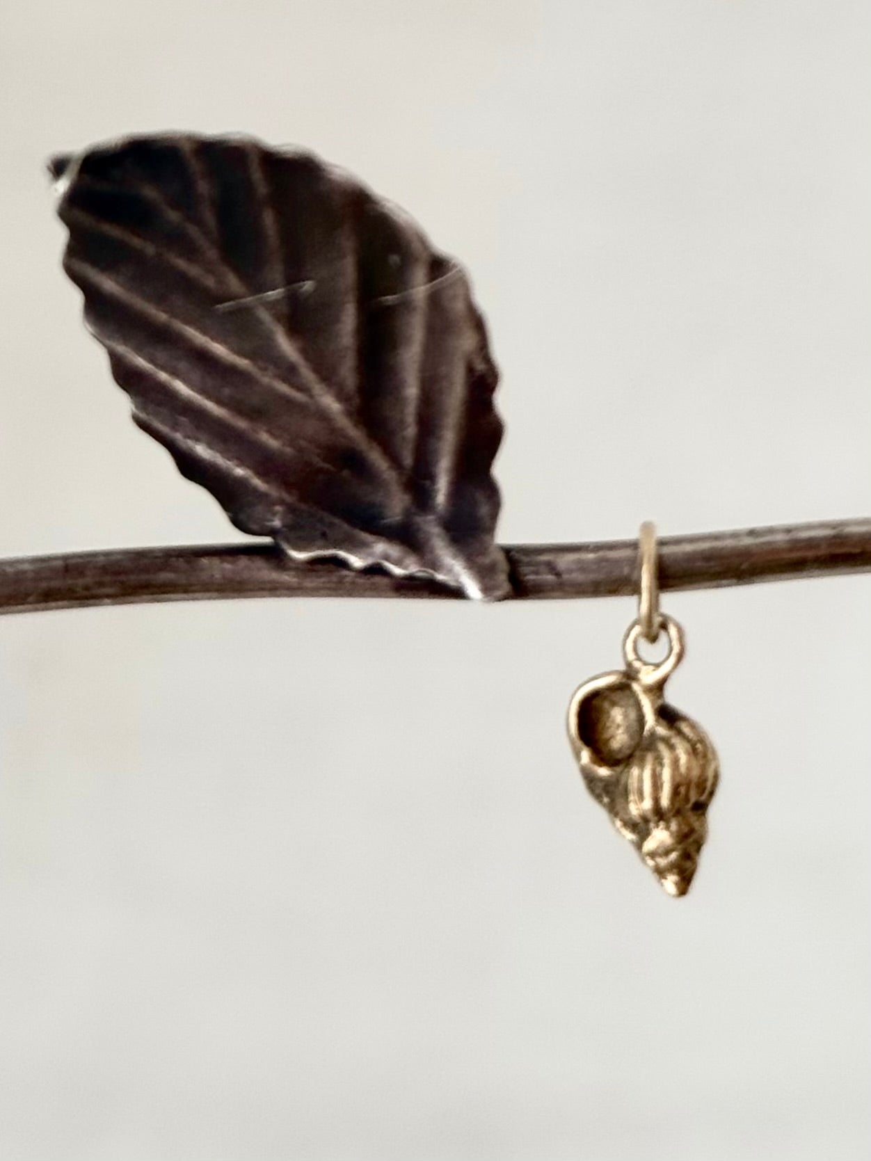 .375 .9ct gold beautiful shell solid gold charm pendant