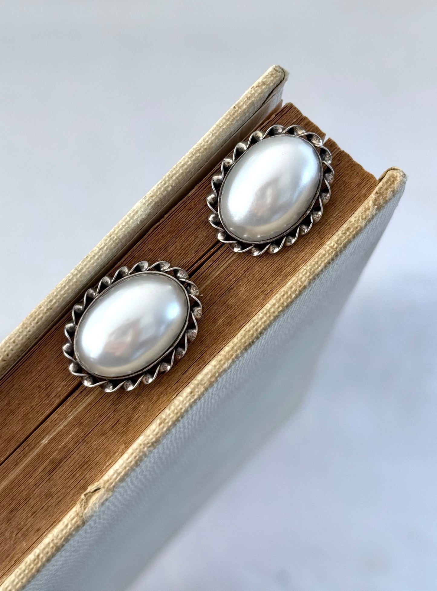 .925 .1990s sterling silver oversized costume Mabe pearl post stud earrings