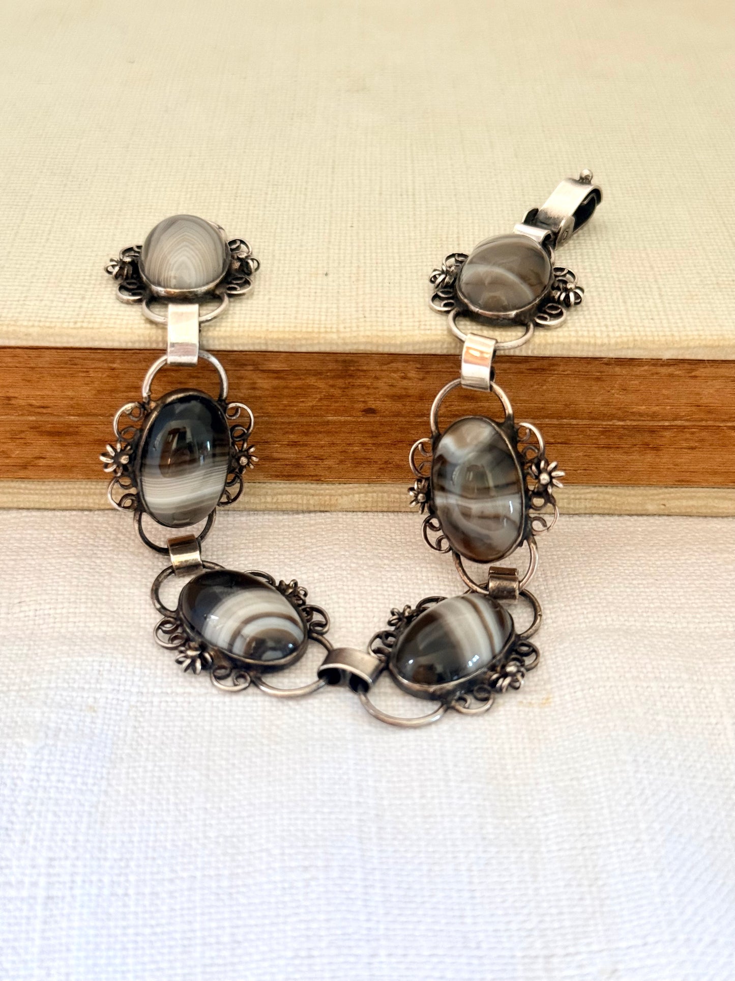 .1950s .1960s .6 Agate gemstone .925 silver artisan made Botswana Agate cabochon bracelet