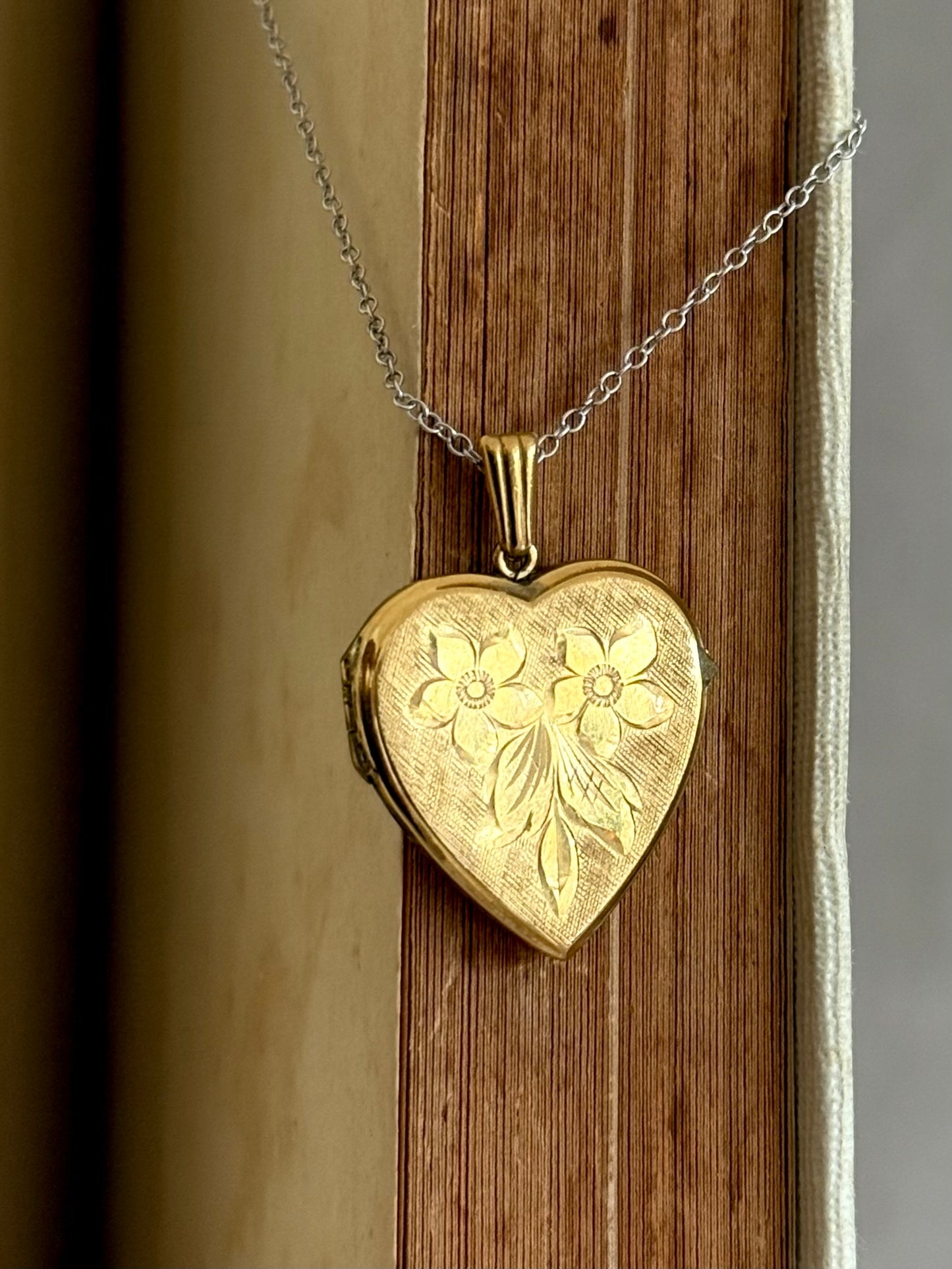 .1940s .1950s .9ct gold heart locket Romantic floral engraved front and back gold marked sentimental love token locket pendant
