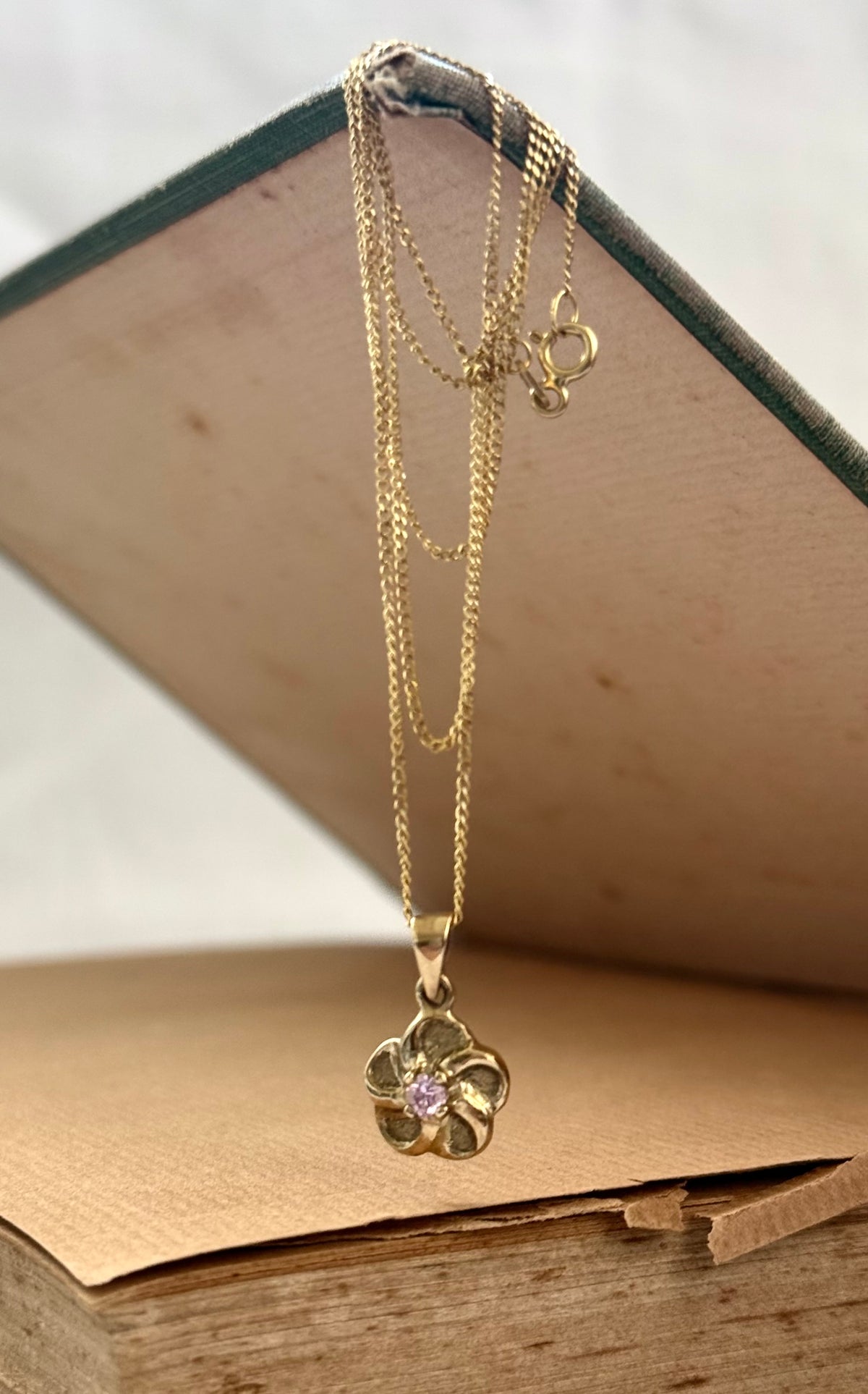 .1970s .375 .9ct gold blossom flower luxury pink stone floral gold pendant on modernist yellow gold chain necklace