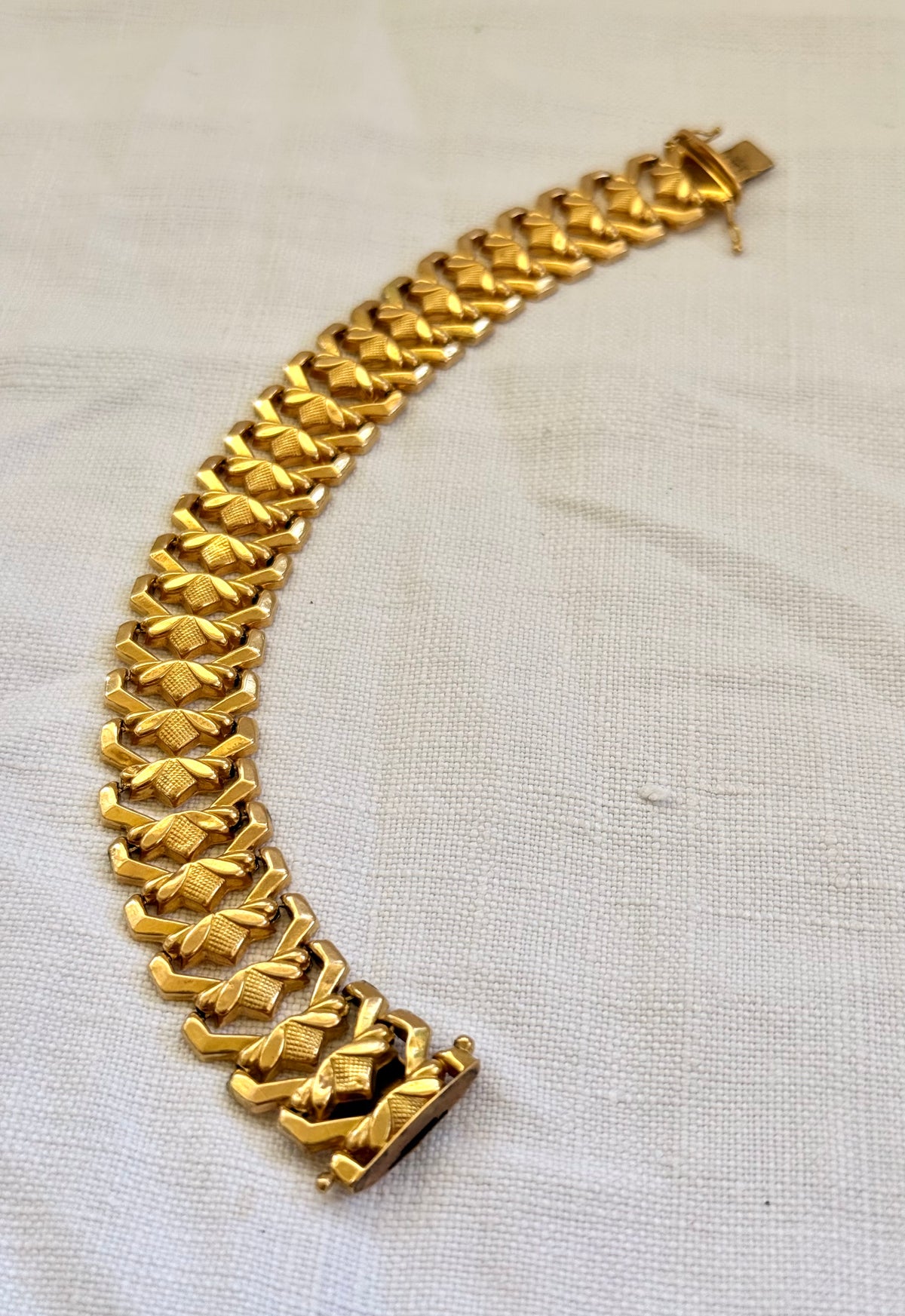 .18ct .750 Polish high carat gold geometric floral form Lotus form segment link luxury gold bracelet