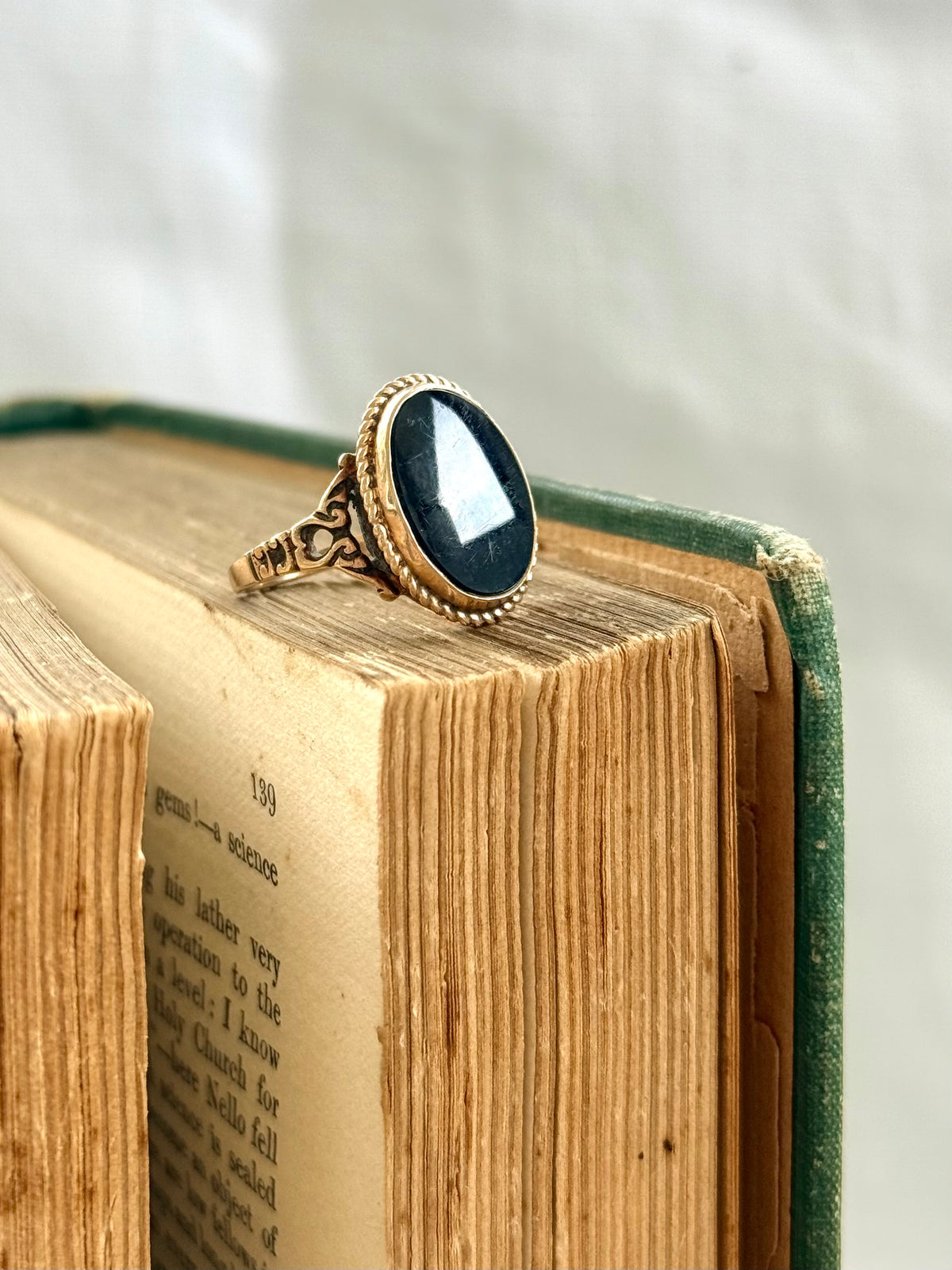 .1920s .1930s .375 .9ct late Art Deco solid gold and onyx gemstone classic Signet rose gold signet ring