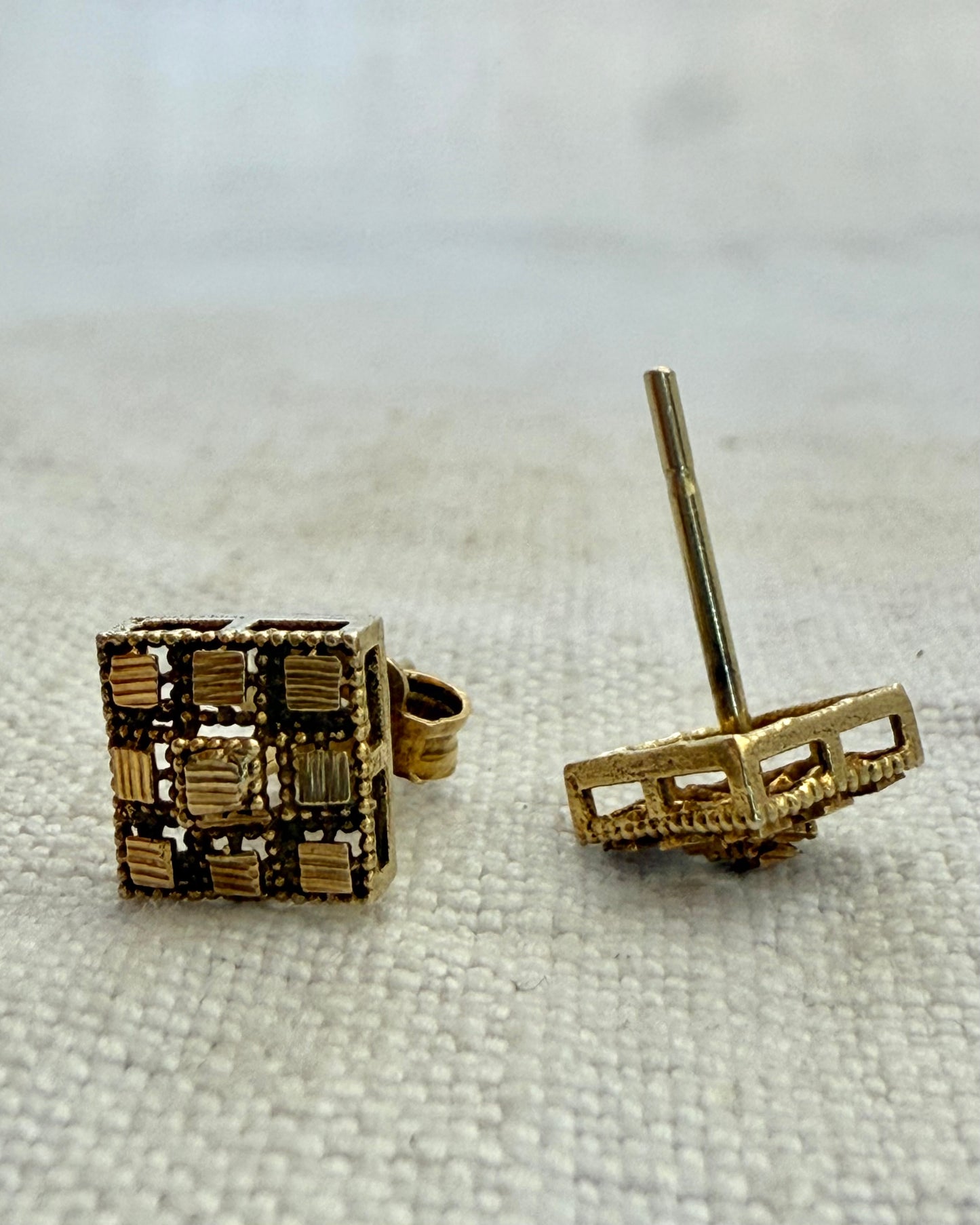 .1970s .375 .9ct Brutalist modernist buttery gold square geometric shape post stud earrings