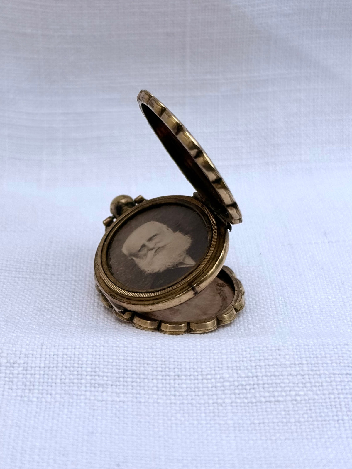 .1860s .1880s antique .375 .9ct gold Aesthetic Victorian era exquisite scallop form double sided front and back gold memento locket