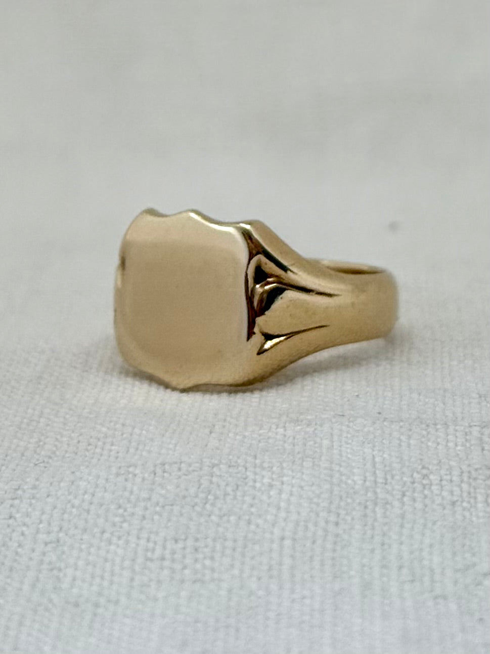 .1970 .375 .9ct solid yellow gold South African Signet Seal Crest Gold Shield ring