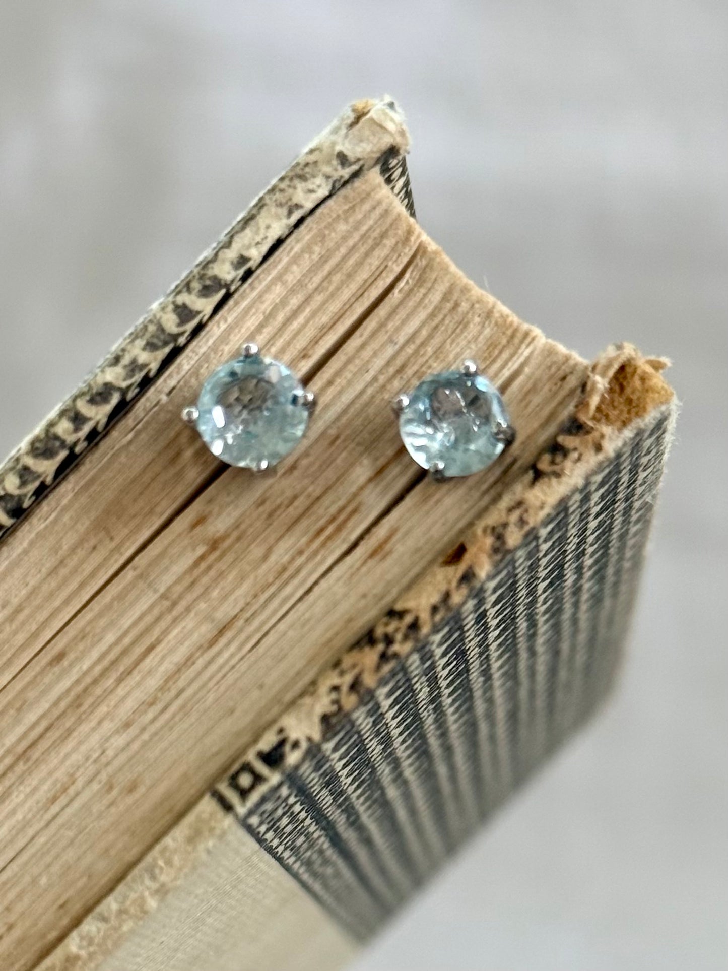 .4 claw .6mm blue Topaz .925 sterling silver stud earrings