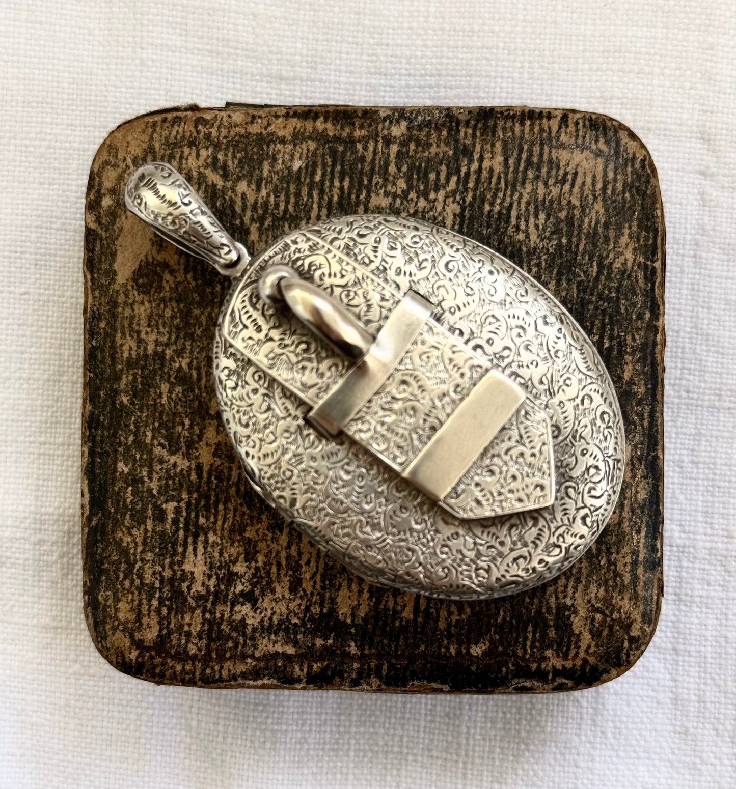 .1880s .925 antique Victorian sweetheart oversized sterling silver buckle locket