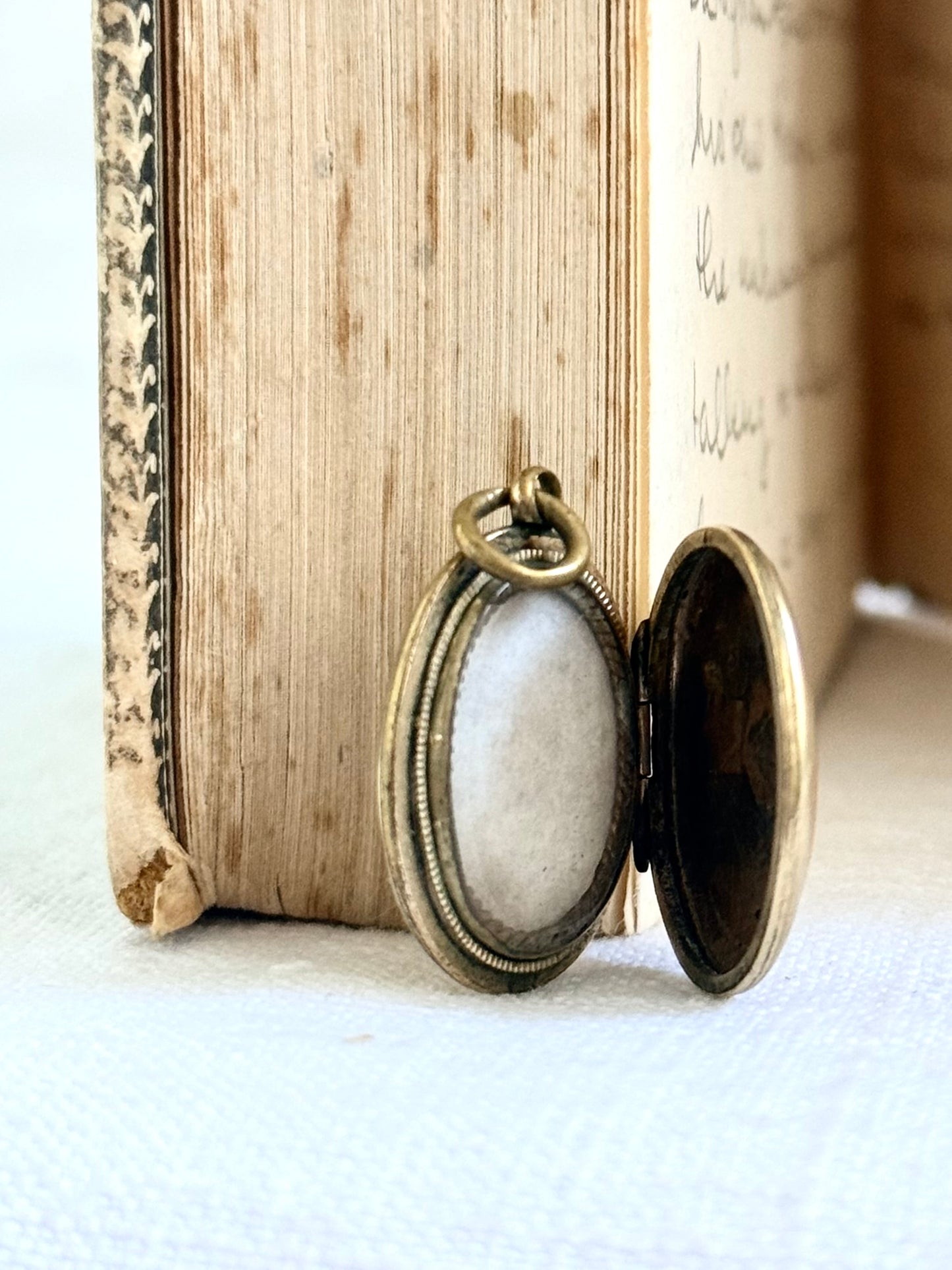 1900s .375 antique gold oval front and back Edwardian sweetheart floral engraved gold photo locket keepsake treasure