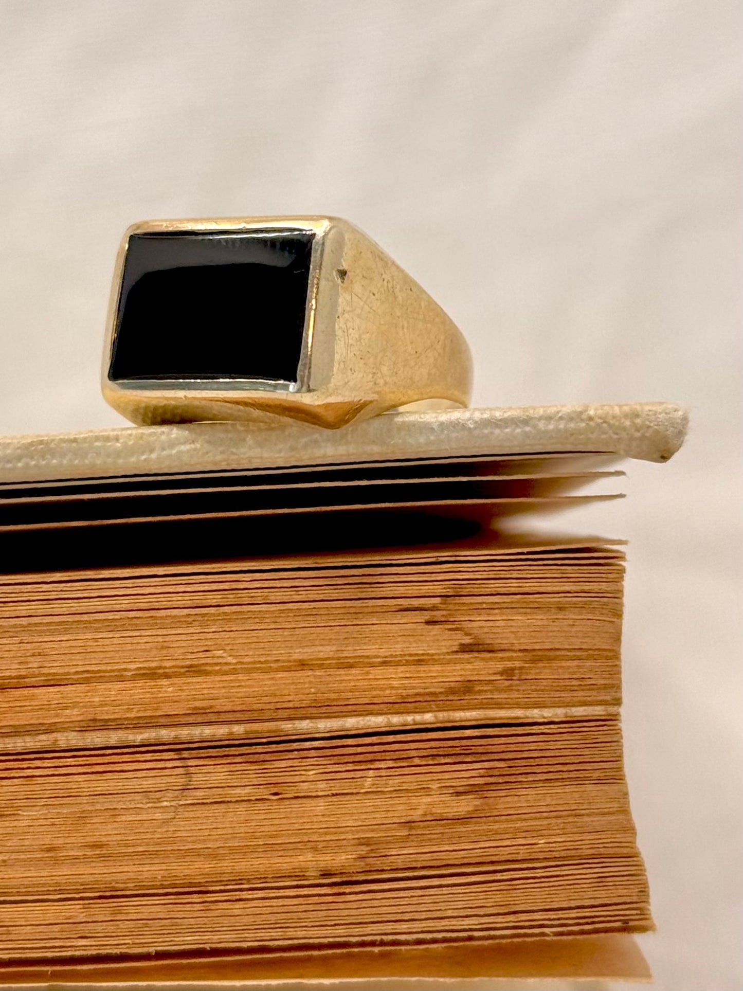 .1970s .375 .9ct black onyx modernist rectangular signet seal gold heirloom unisex gold gemstone ring