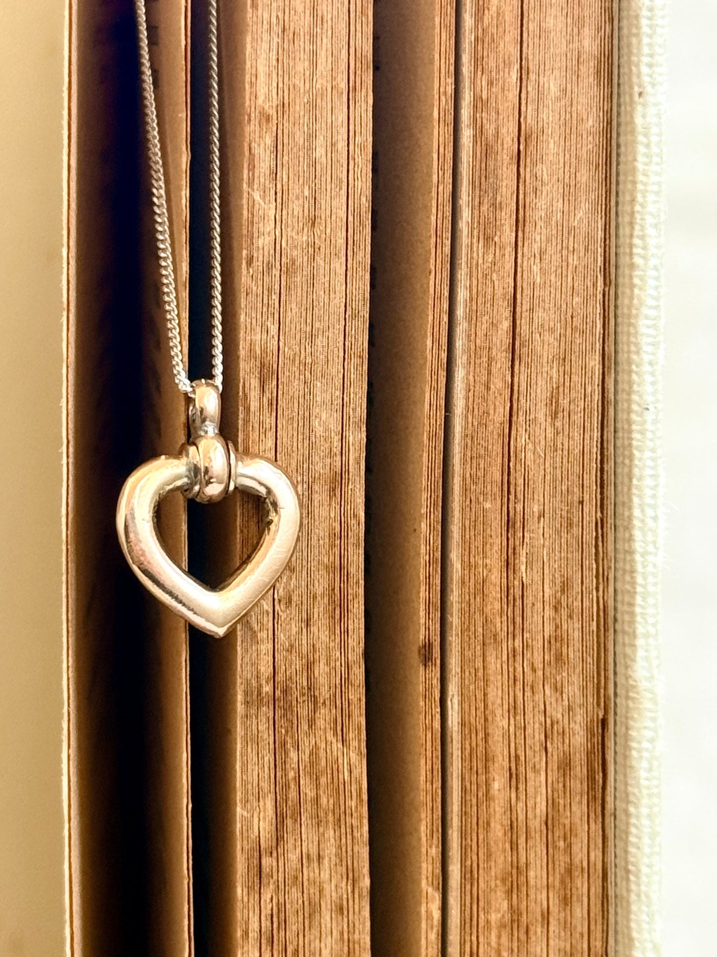 .1900s .375 .9ct solid gold heart pendant on sterling silver chain necklace