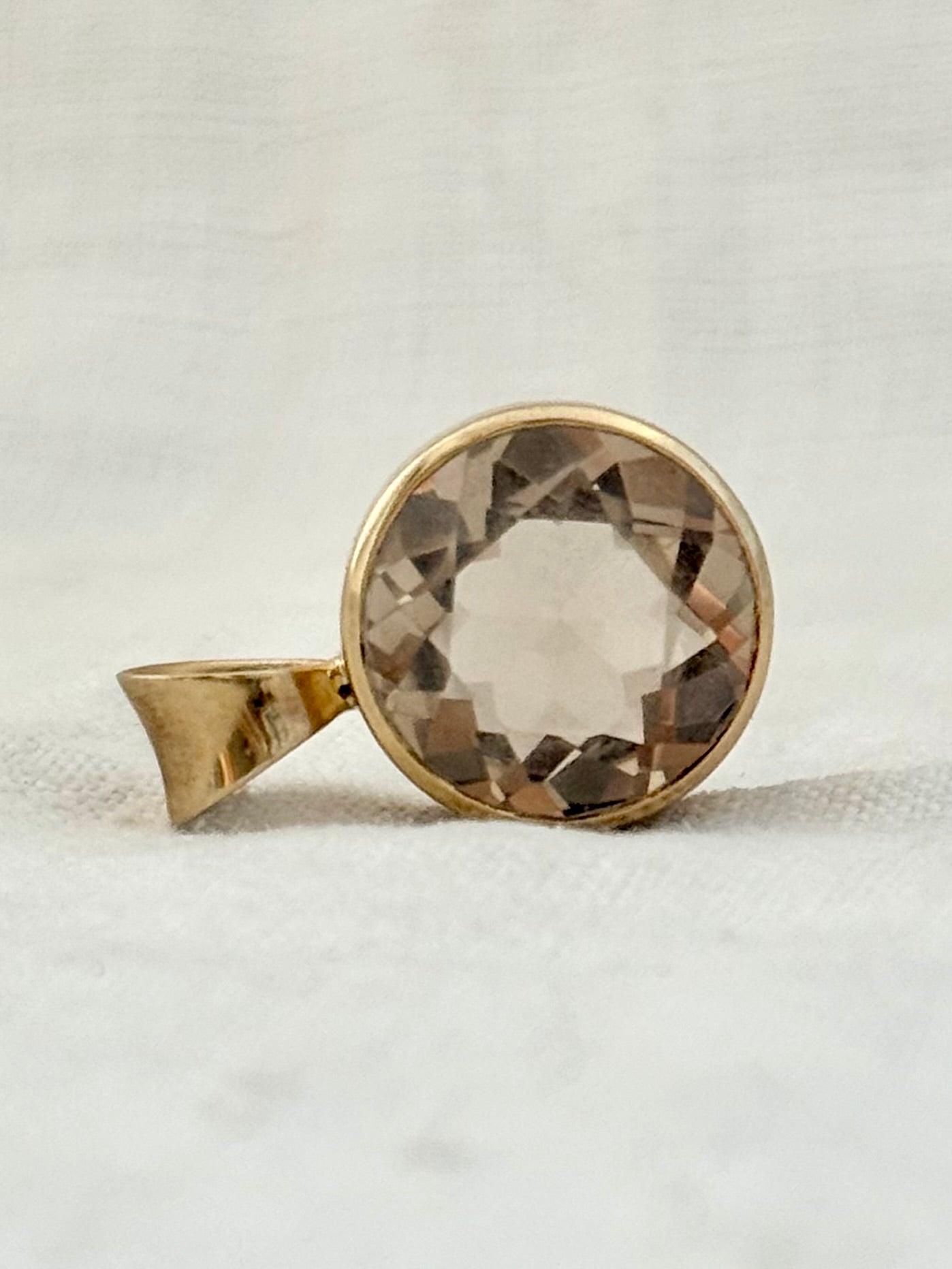 .15ct .1960s .1970s .9ct gold large and magnificent Smoky Quartz bezel set solid gold round statement pendant
