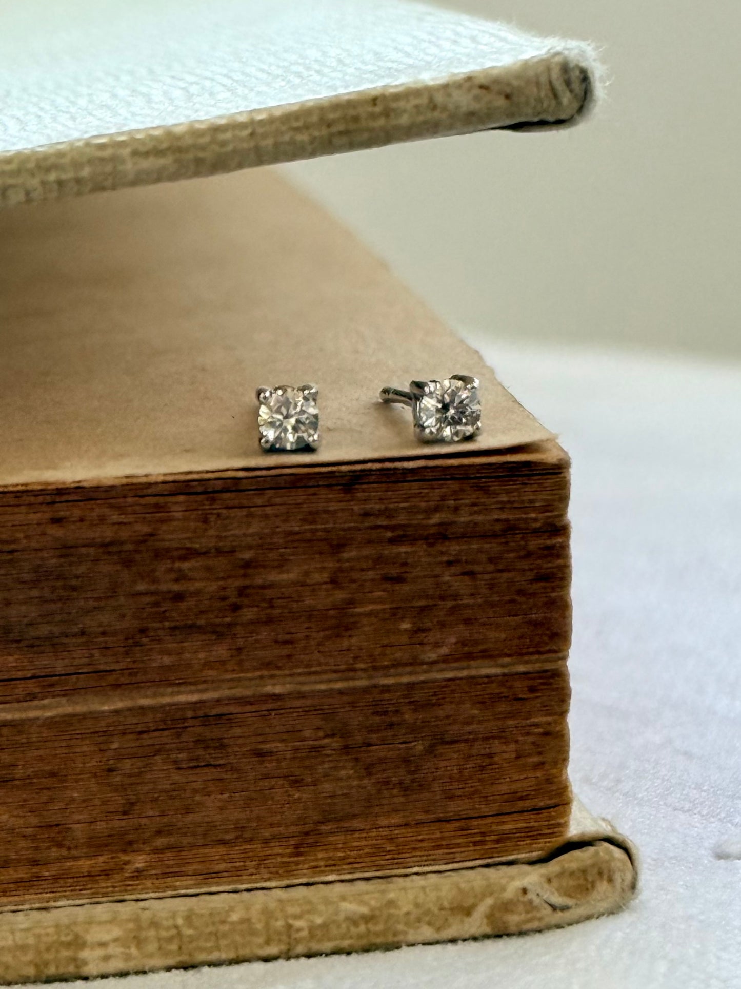 .0.2ct .375 .9ct white gold diamond solitaire classic luxury post stud earrings