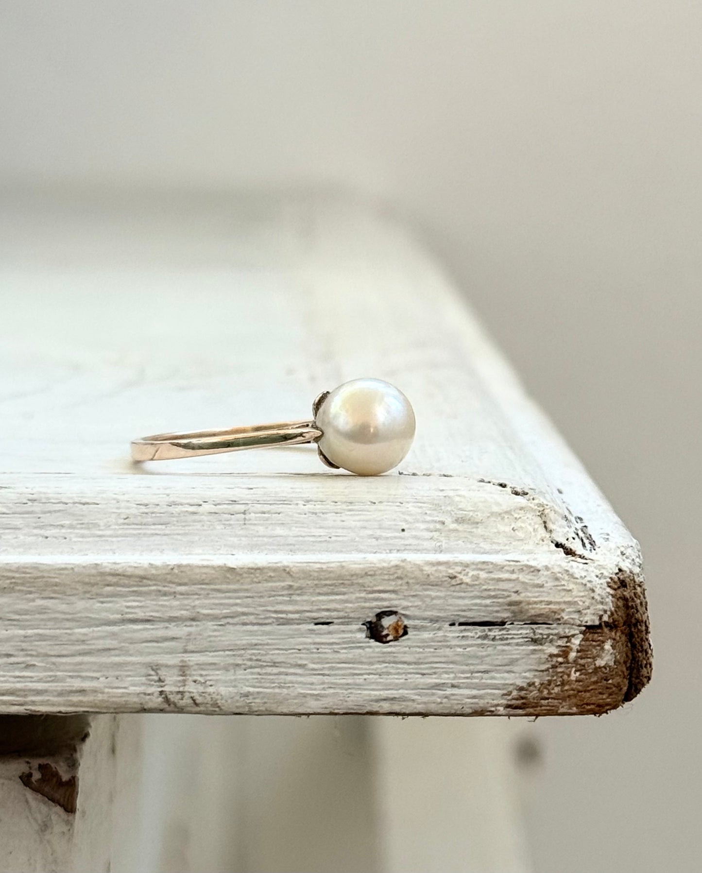 1960s .1970s .375 .9ct solitaire pearl romantic heart setting pearlescent champagne pearl yellow gold luxury cocktail dress ring