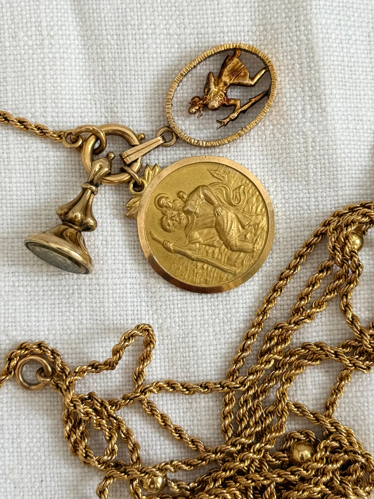 .1972 .9ct perfect Saint Christopher solid yellow gold good luck faith token medallion pendant