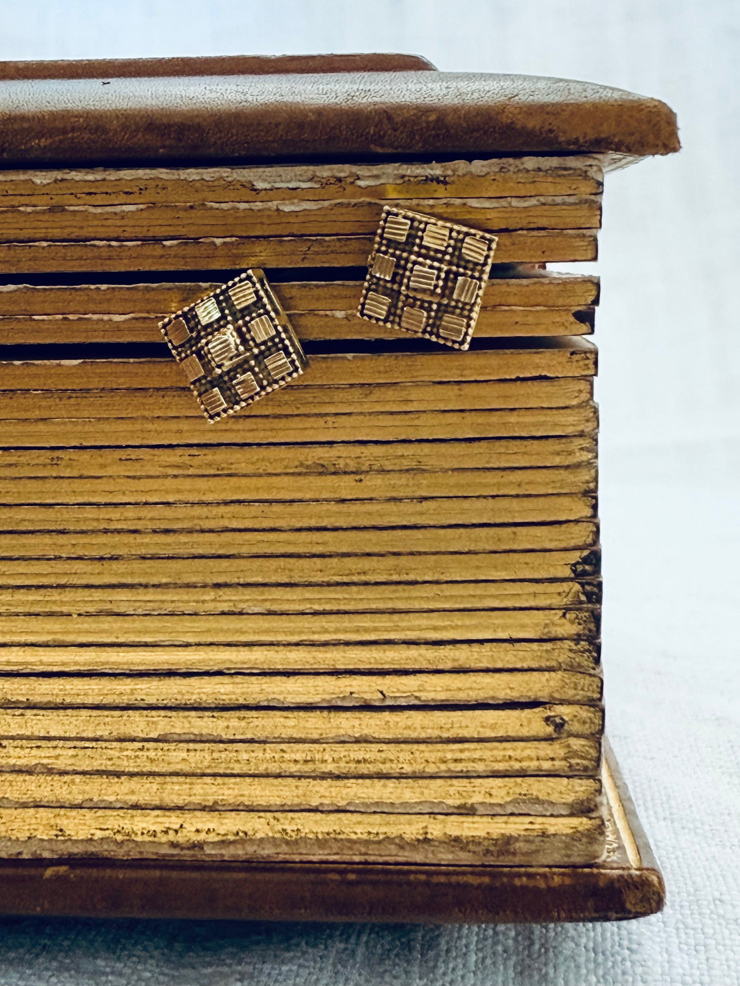 .1970s .375 .9ct Brutalist modernist buttery gold square geometric shape post stud earrings