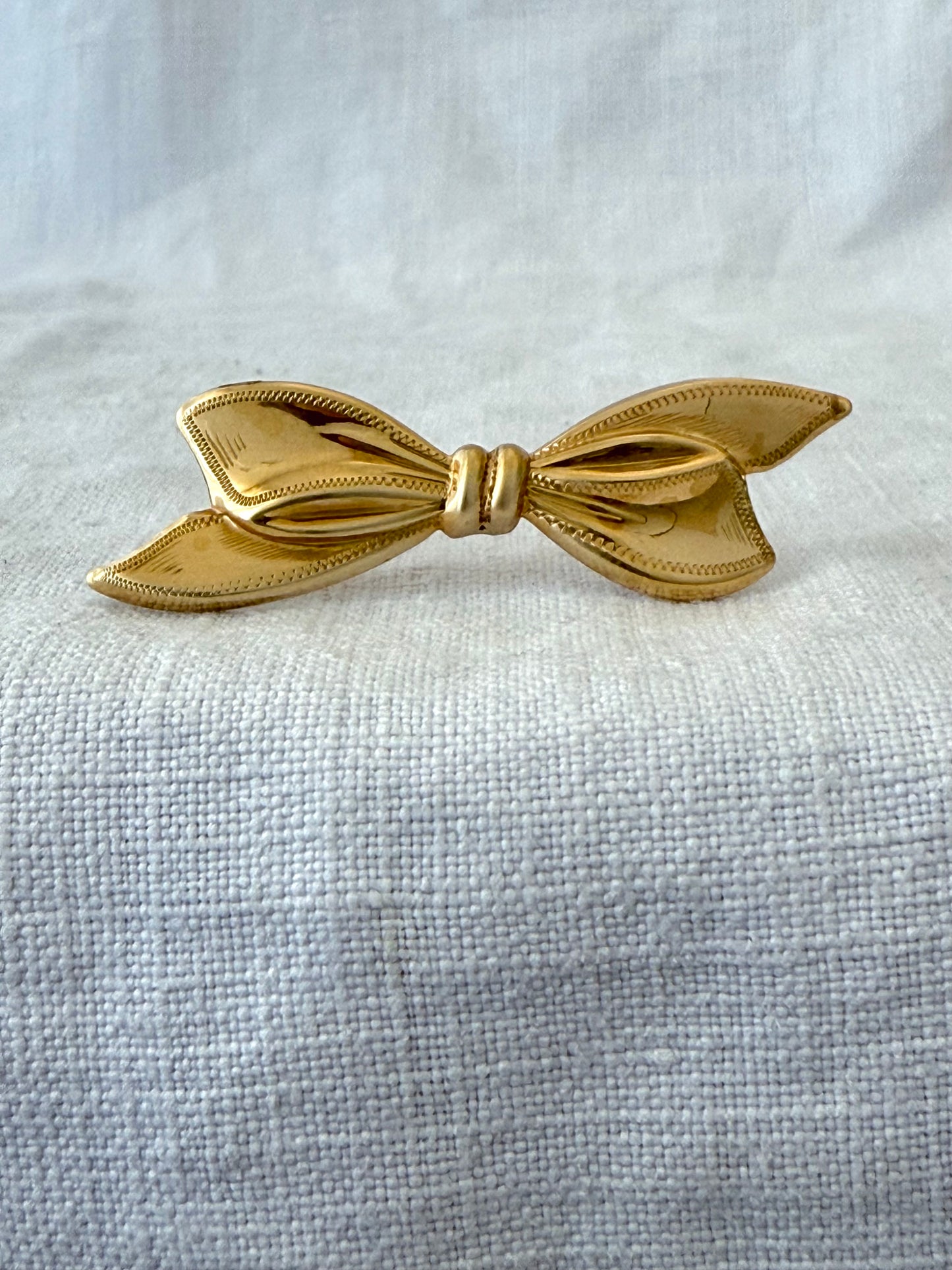 .1950s .375 .9ct beautiful bow brooch solid 9ct gold hallmarked circa 1950 South African Ribbon bow brooch