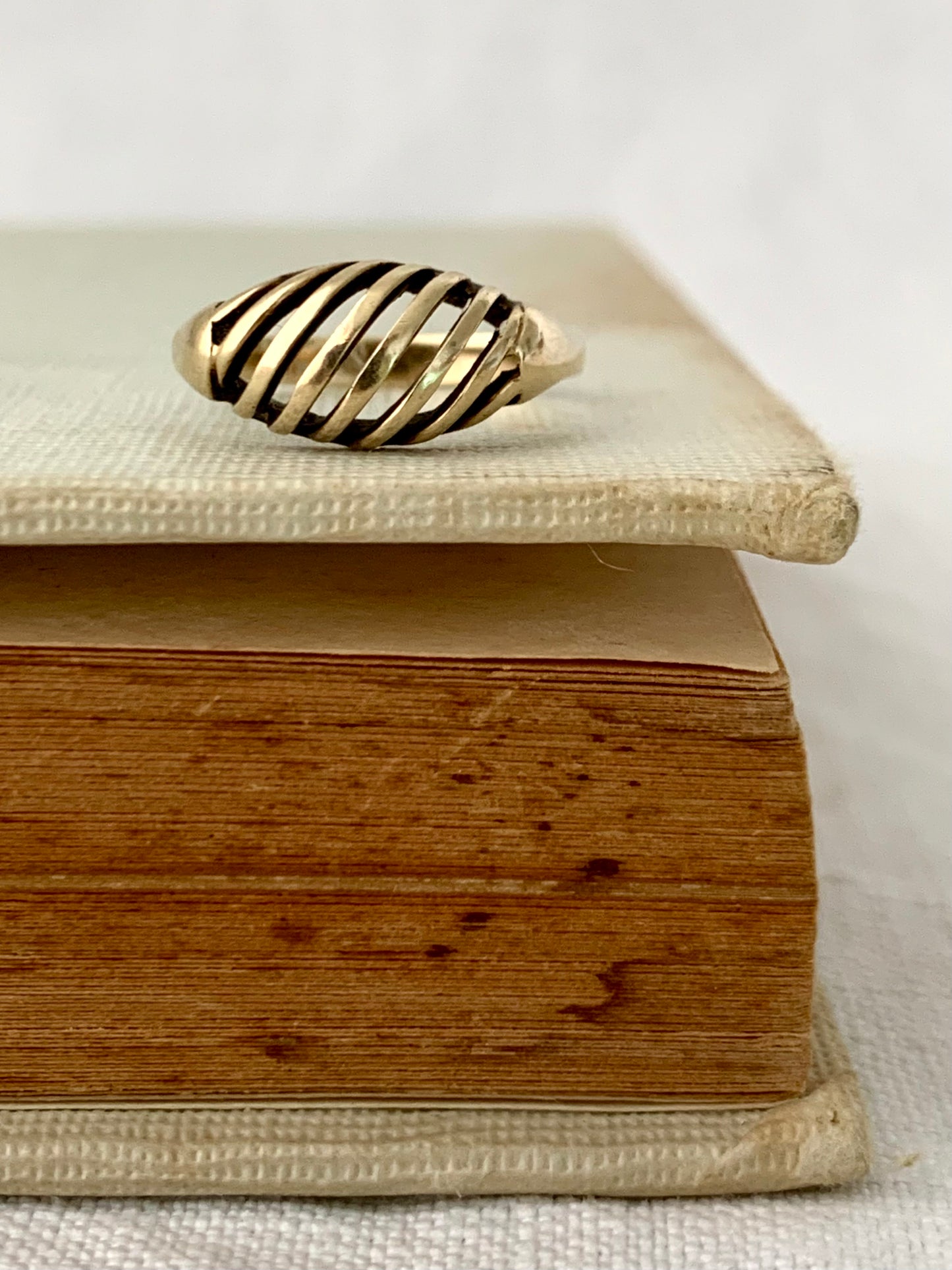 1980s 9ct gold Architectural dome arch retro vintage yellow gold ring