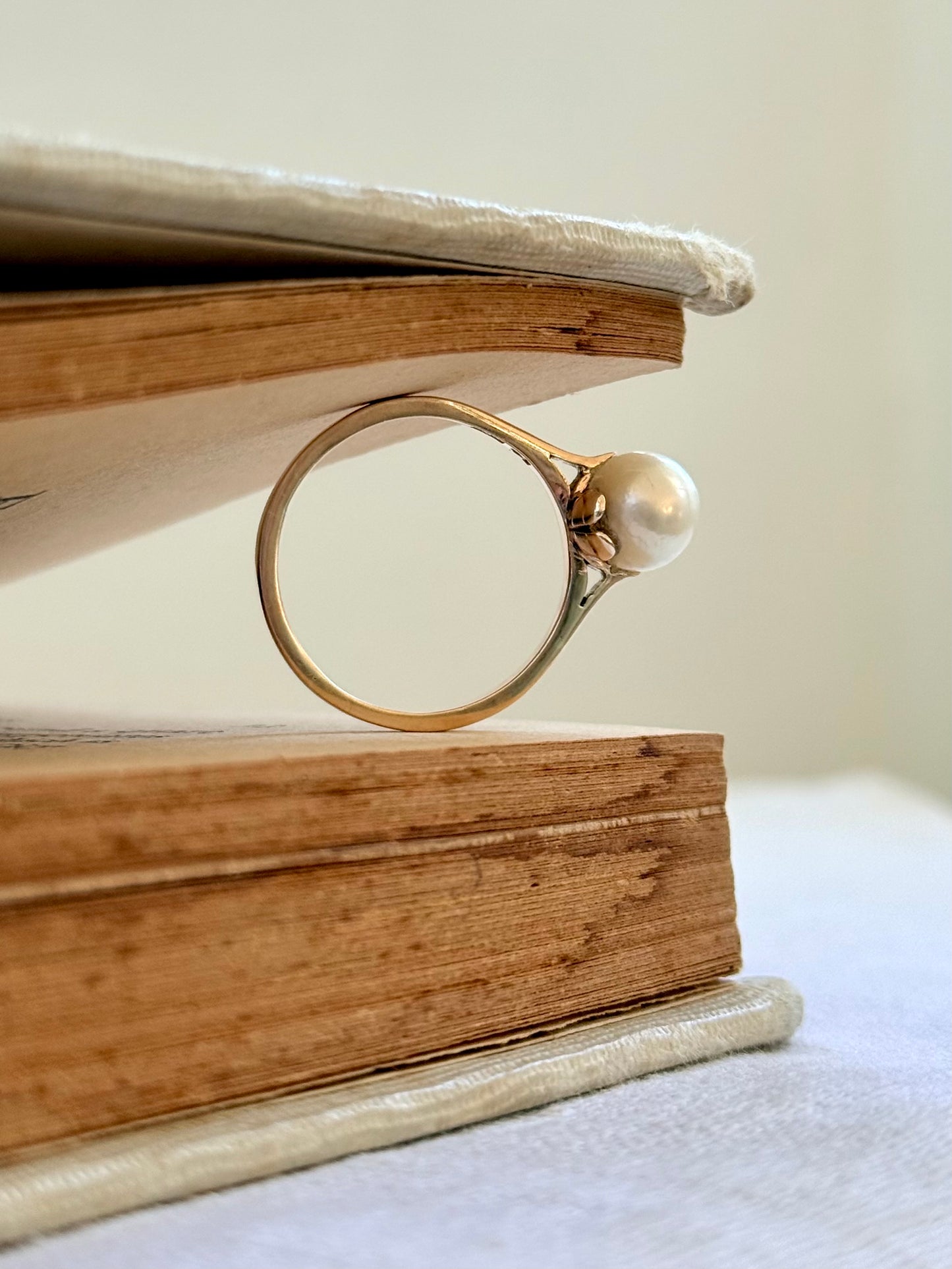 1960s .1970s .375 .9ct solitaire pearl romantic heart setting pearlescent champagne pearl yellow gold luxury cocktail dress ring