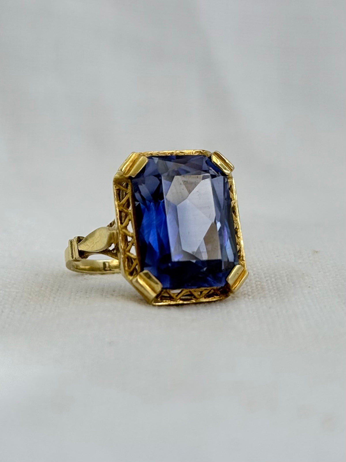 .18ct .1920s .1930s luxurious .750ct sapphire blue Corundum gemstone high carat gold large cocktail dress ring
