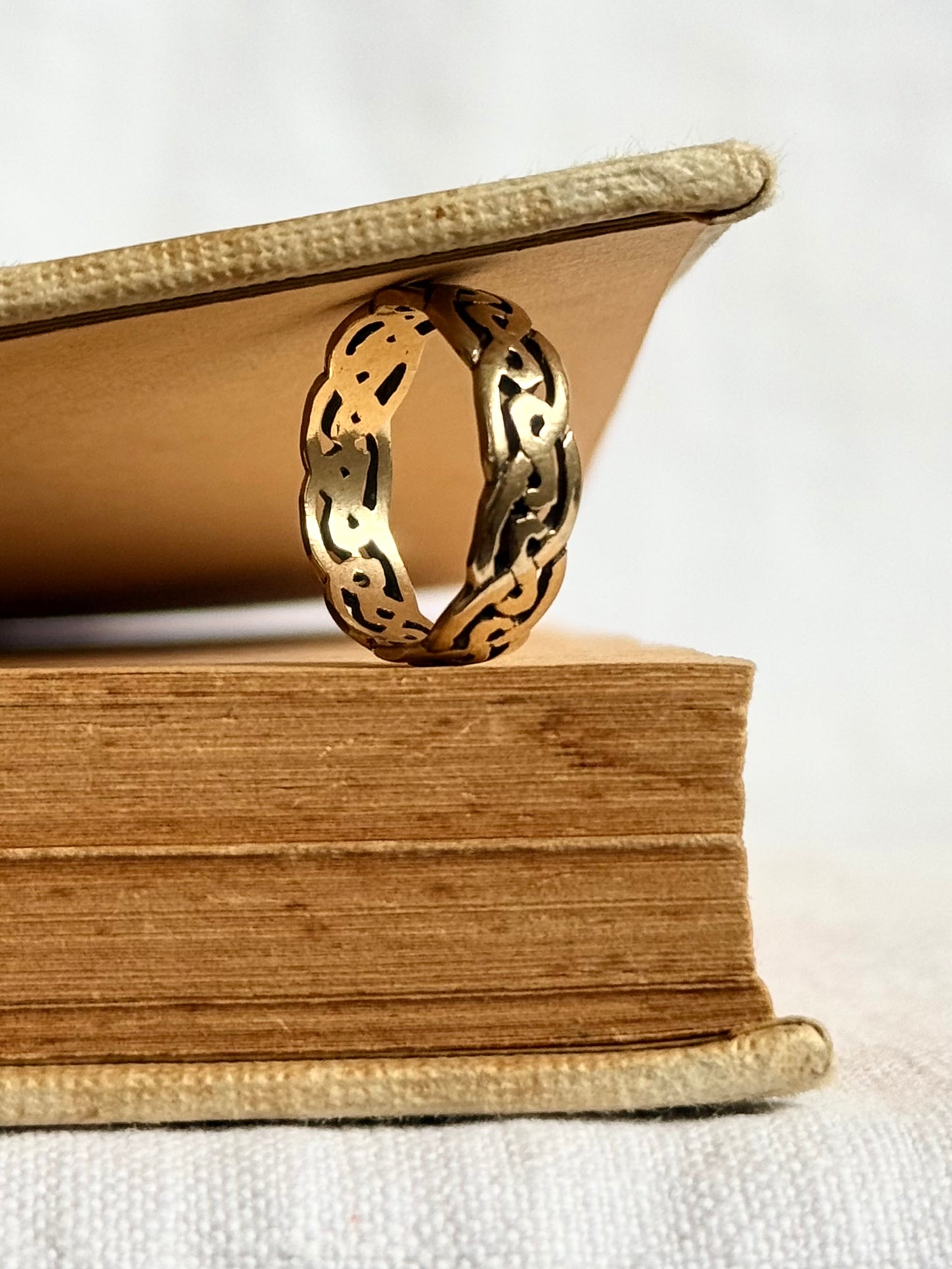 .1900s .1960s .375 .9ct Celtic Weave Traditional Irish Welsh love token sweetheart commitment token gold ring band