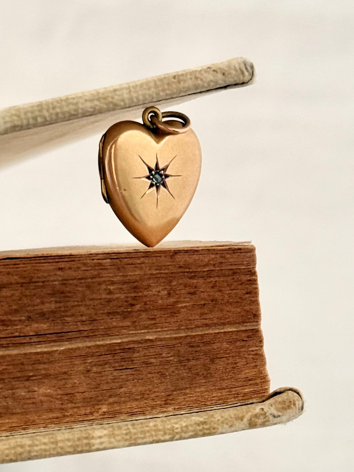 .1900s .9ct antique Art Nouveau diamond starburst desired Edwardian gold heart sweetheart locket