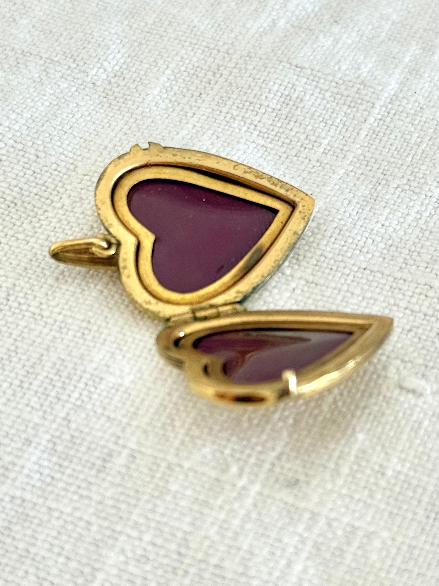 .1940s .1950s .9ct gold heart locket Romantic floral engraved front and back gold marked sentimental love token locket pendant