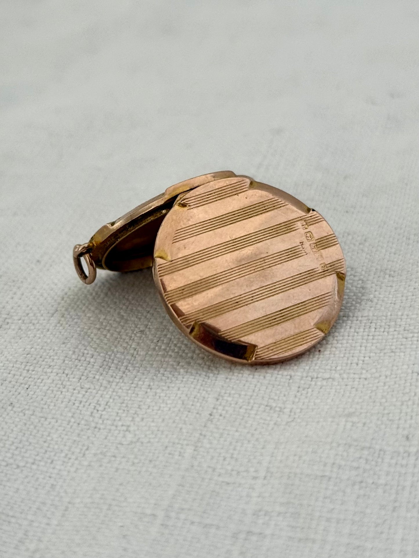 .1915 .375 .9ct antique rose gold Edwardian round pin stripe memory keepsake rose gold photo locket
