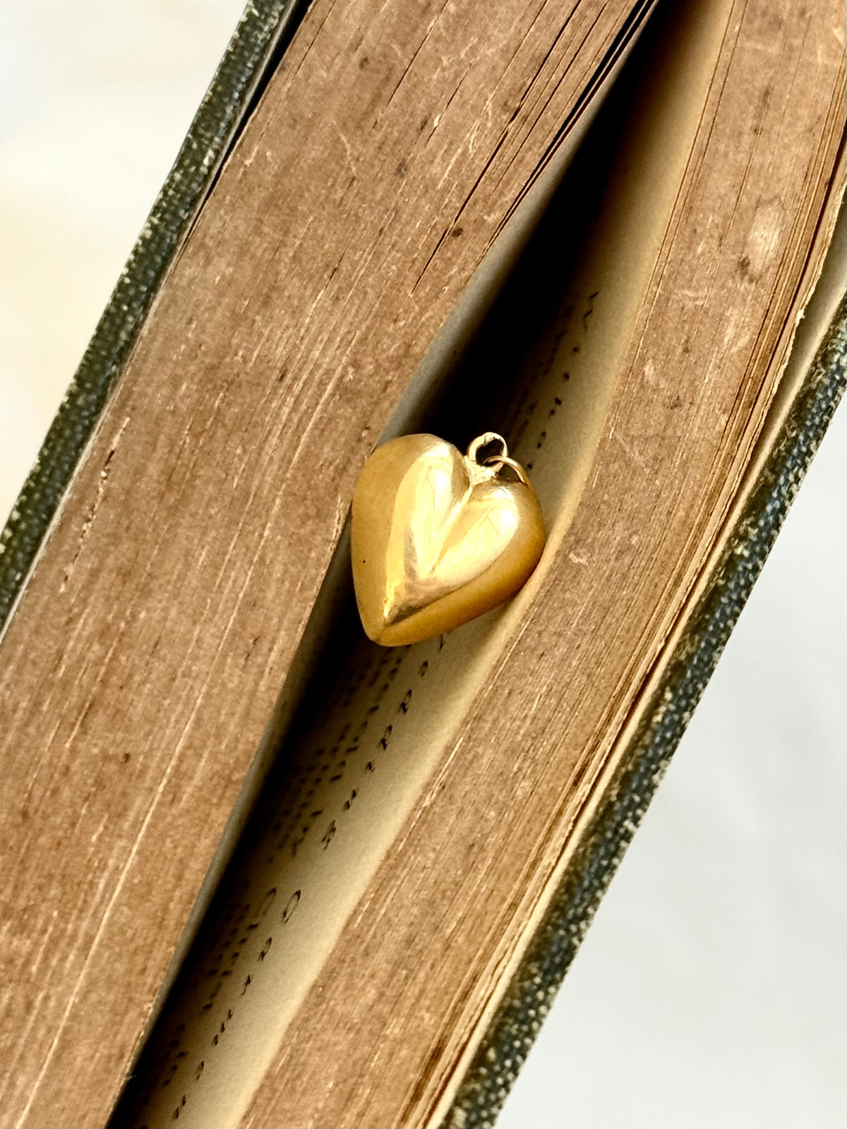 .18ct .1900s antique French high carat .750 gold puffy heart romantic charm pendant