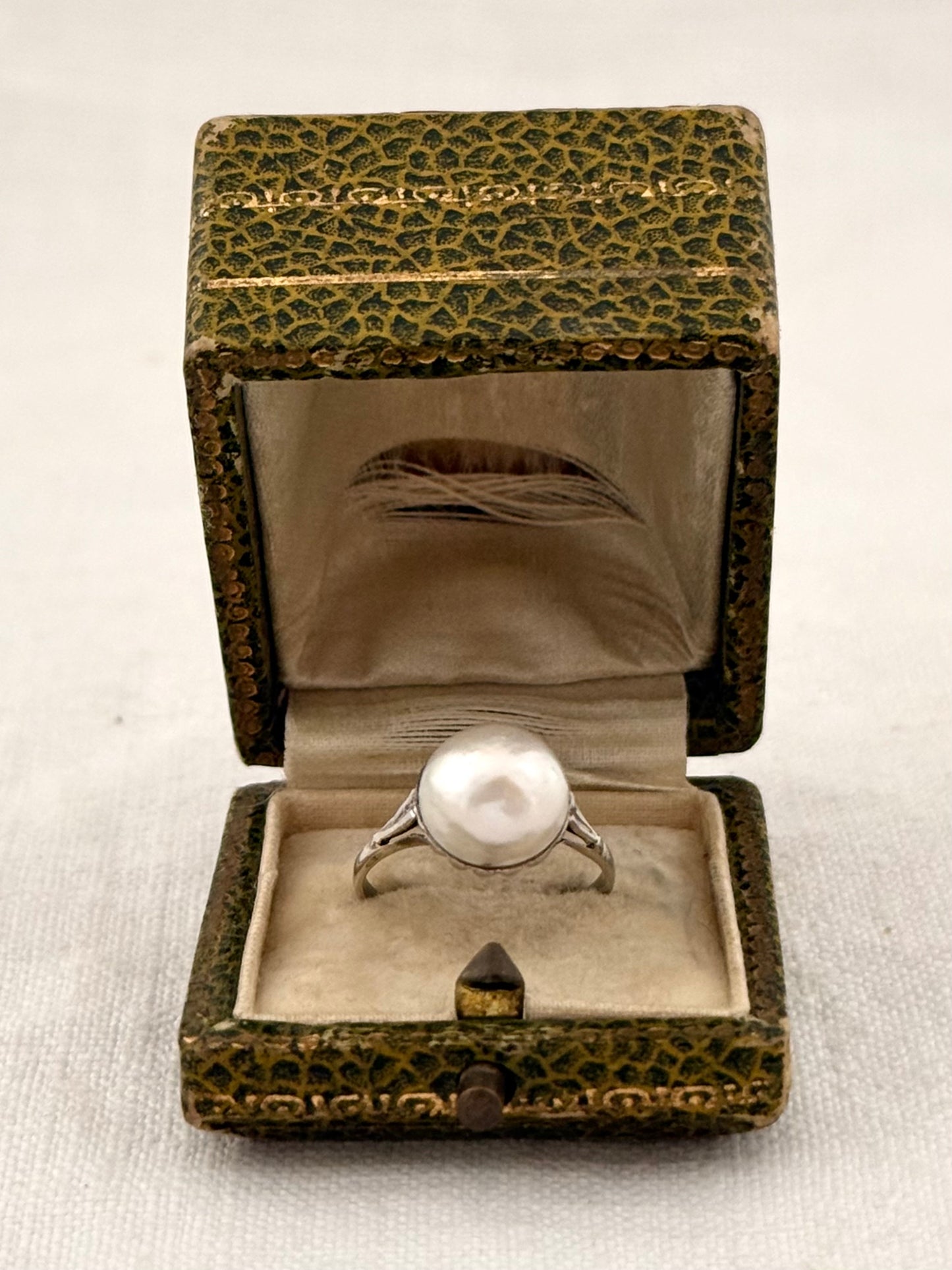 .18ct .1920s antique Edwardian early Art Deco Solitaire Natural Pearl Mabe Pearl white gold antique dress ring