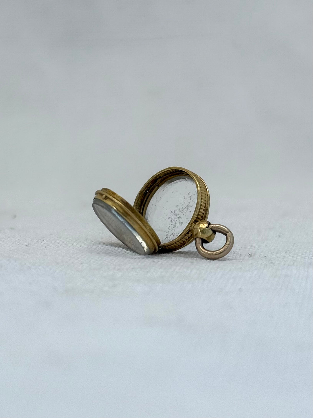 .14ct .1900 antique tiny rare find high carat gold and double sided glass shaker locket