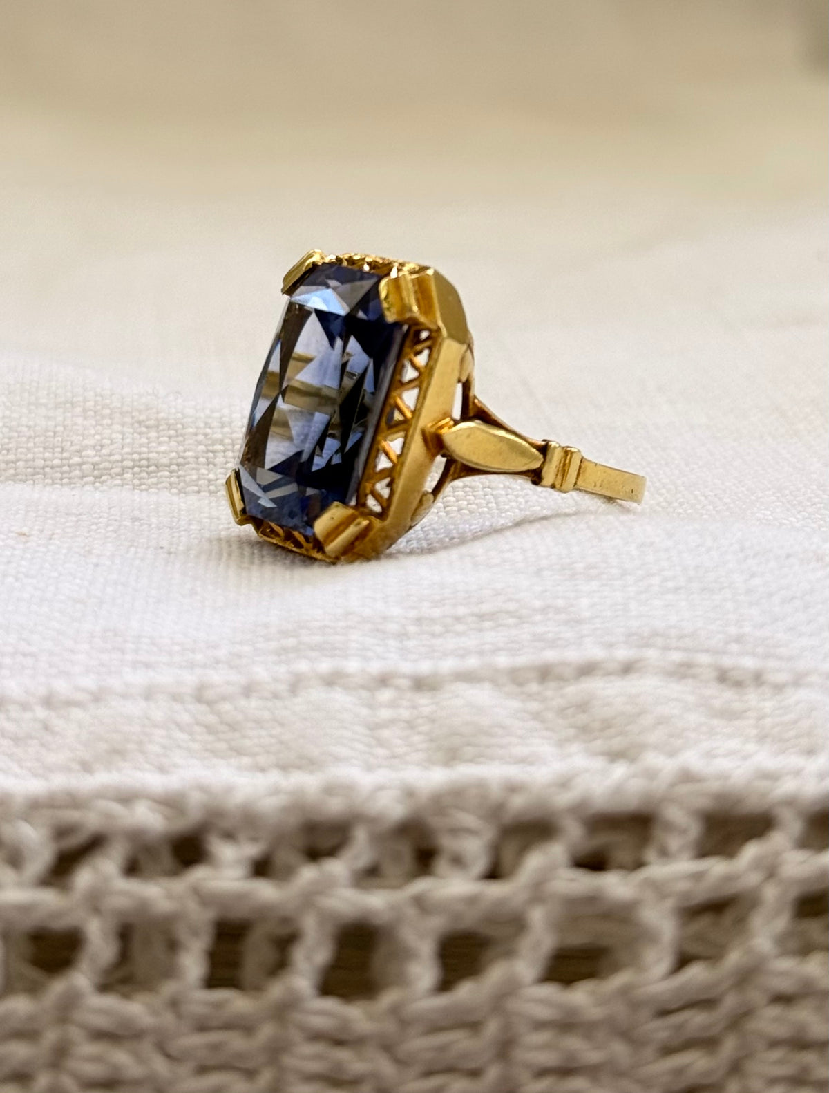 .18ct .1920s .1930s luxurious .750ct sapphire blue Corundum gemstone high carat gold large cocktail dress ring