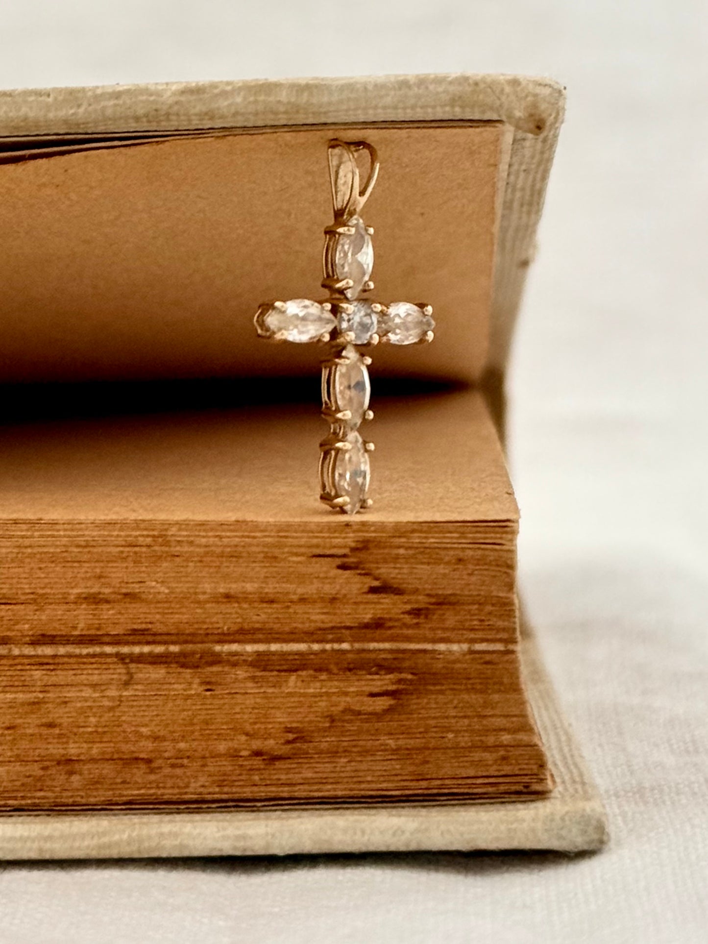 .375. .9ct luxury Cross faith token clear gemstone pendant
