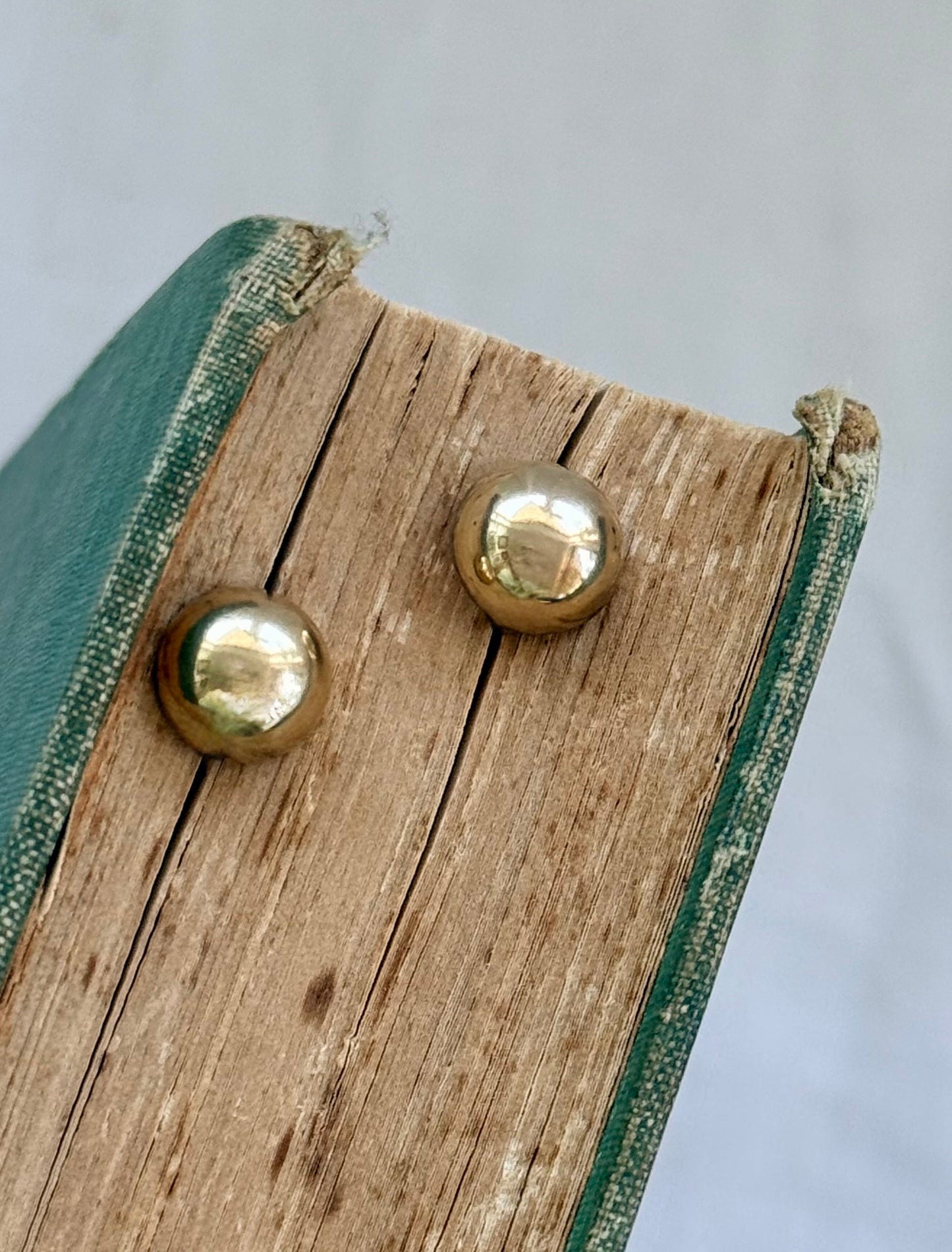 .10mm .375 .9ct classic gold button domed luxury circle half round post stud gold earrings